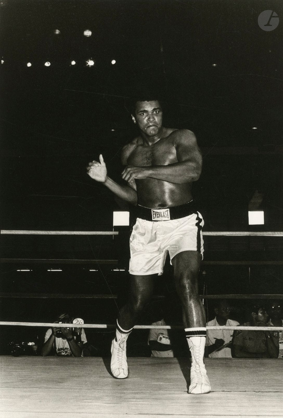 Ludwig Dieter - Paul Slade et divers 
Mohamed Ali, c. 1960-1970.  
Combats. Entraînements. Conférences de presse.
34 épreuves argentiques et contretypes d'époque. Nombreux tampons de photographes et d'agences, dates et annotations aux versos. 
Formats : de 23 x 18 à 30 x 20 cm
