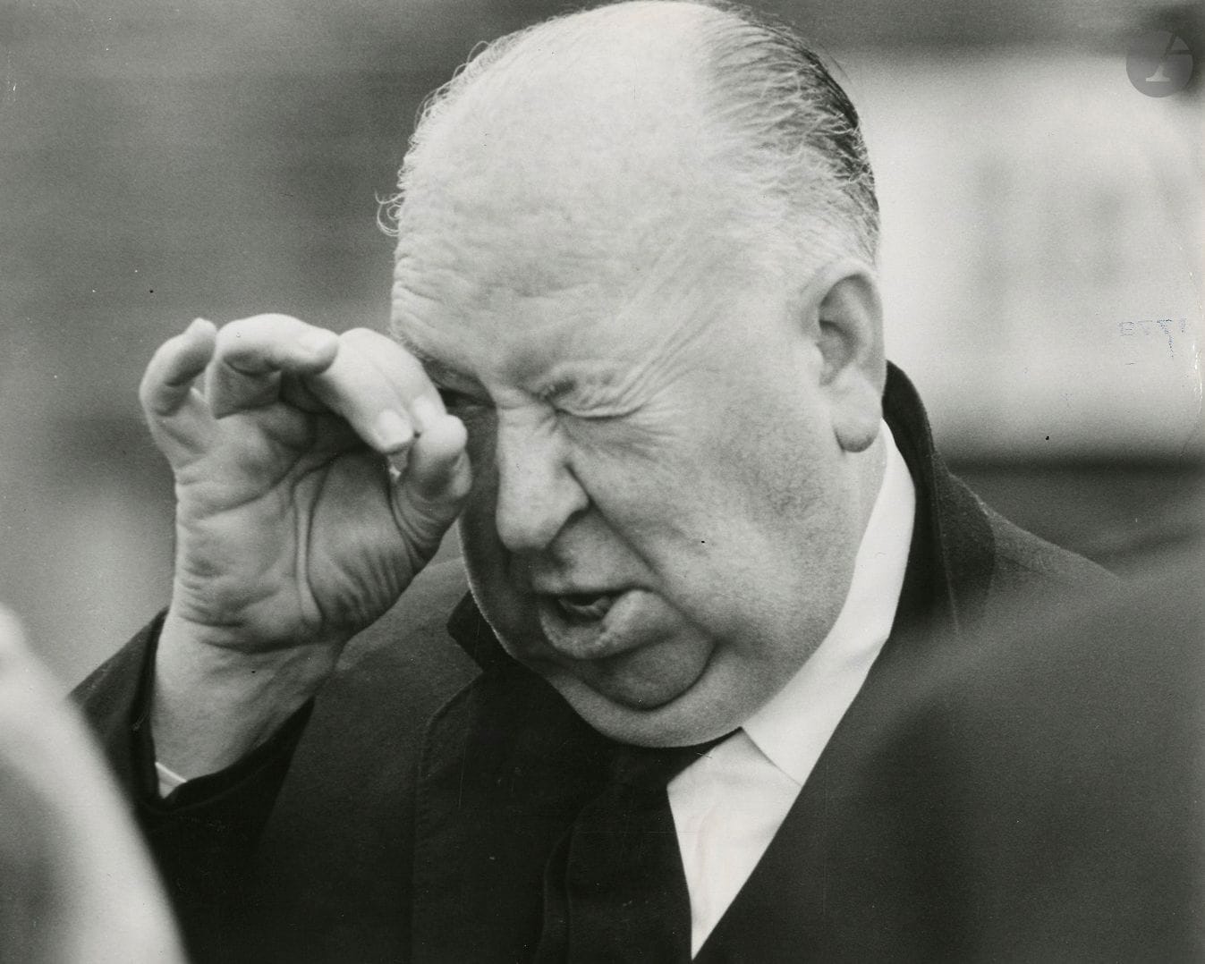 Photographe de plateau 
Alfred Hitchcock sur le tournage de Topaz, 1969. 
Épreuve argentique d'époque. Légende tapuscrite sur étiquette et date au verso. 
18,7 x 23,2 cm