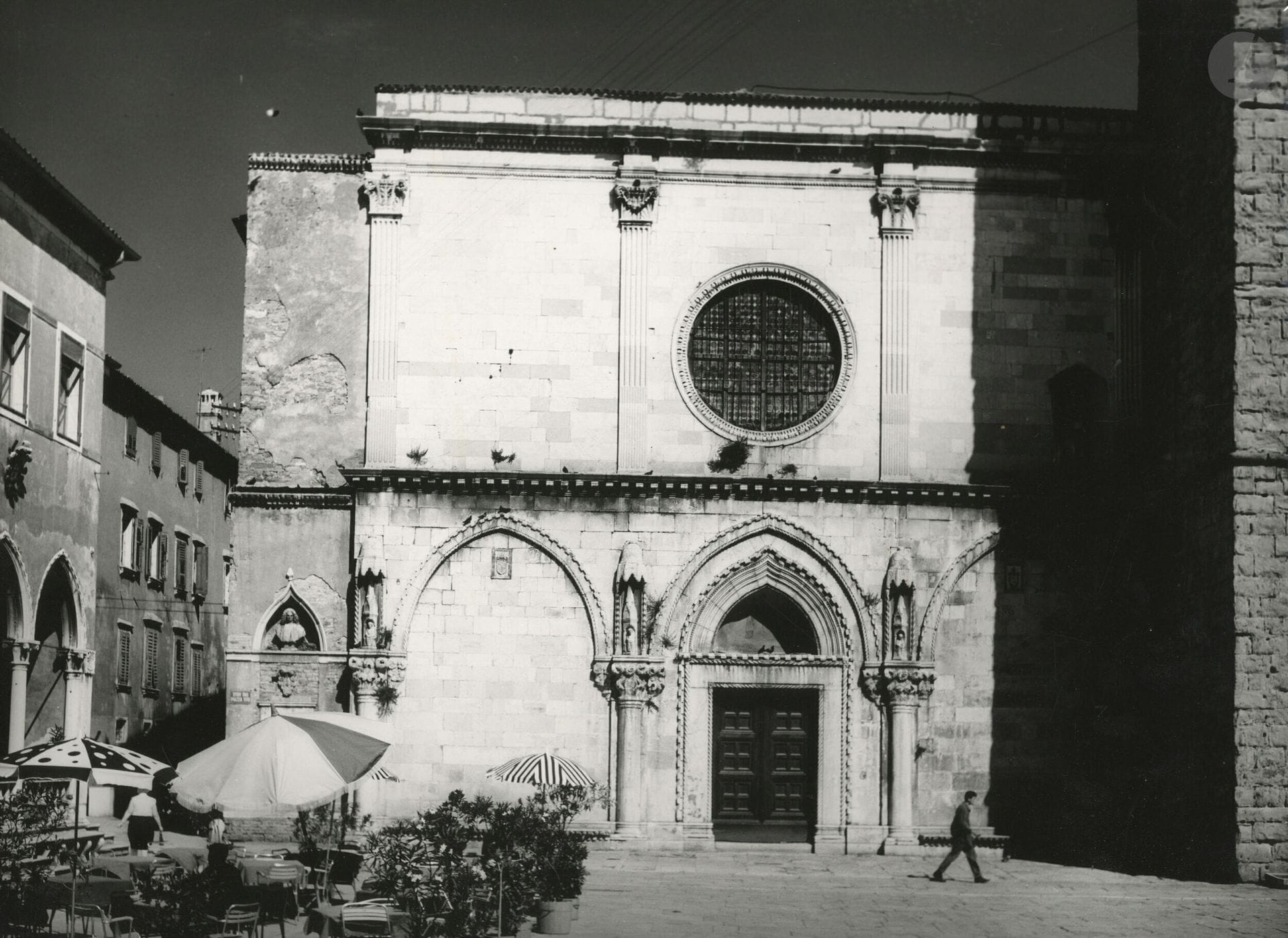 Douchan Stanimirovitch (1912-1978)
Slovénie. Croatie, c. 1960.
Koper. Cathédrale. Dubrovnik. Fort Minceta. Port. Architectures religieuses.
Sept épreuves argentiques d'époque, certaines contrecollées sur cartons. Tampon du photographe (3) aux versos.
Formats : de 30 x 40 à 40 x 50 cm

Quelques cassures dans la gélatine et petites déchirures ou manques le long des bords.