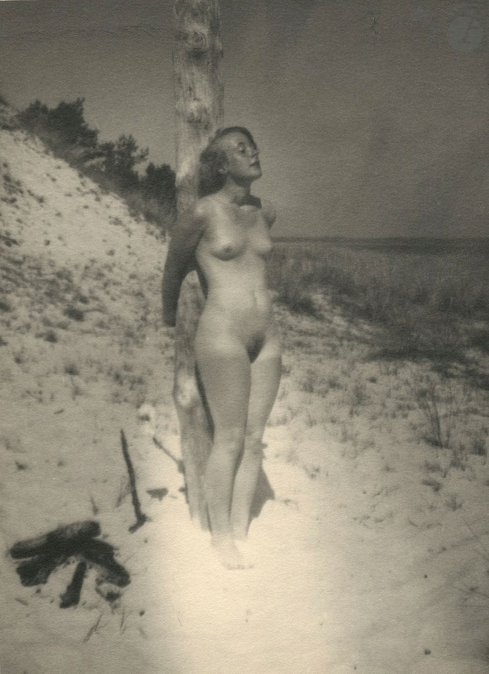 Heinz V. Perckhammer (1895-1965)
Nu au poteau, c. 1930. 
Épreuve argentique d'époque tamponnée au verso. 
23,2 x 17,5 cm avec marges