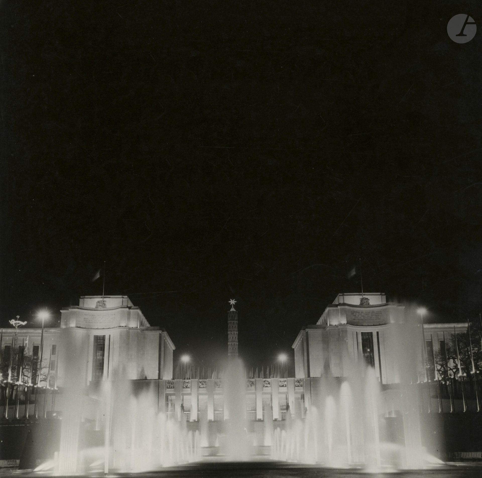 Gaston Paris (1903-1965)
Trocadero. Paris, c. 1930-1940.
Vintage silver print. Photographer and agency stamp on verso.
23.5 x 23 cm