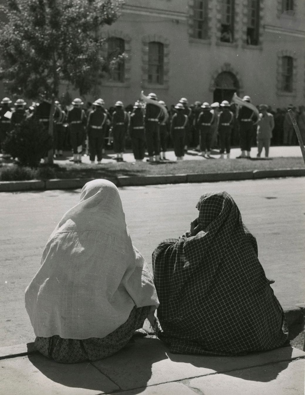 Jean Dieuzaide (1921 - 2003)
Toutes les femmes du monde. Turquie, 1955. 
Épreuve argentique d'époque. Crédit du photographe dans le négatif. Tampons du photographe et tampon de la série "Turquie", titre et annotations au verso. 
24 x 18 cm