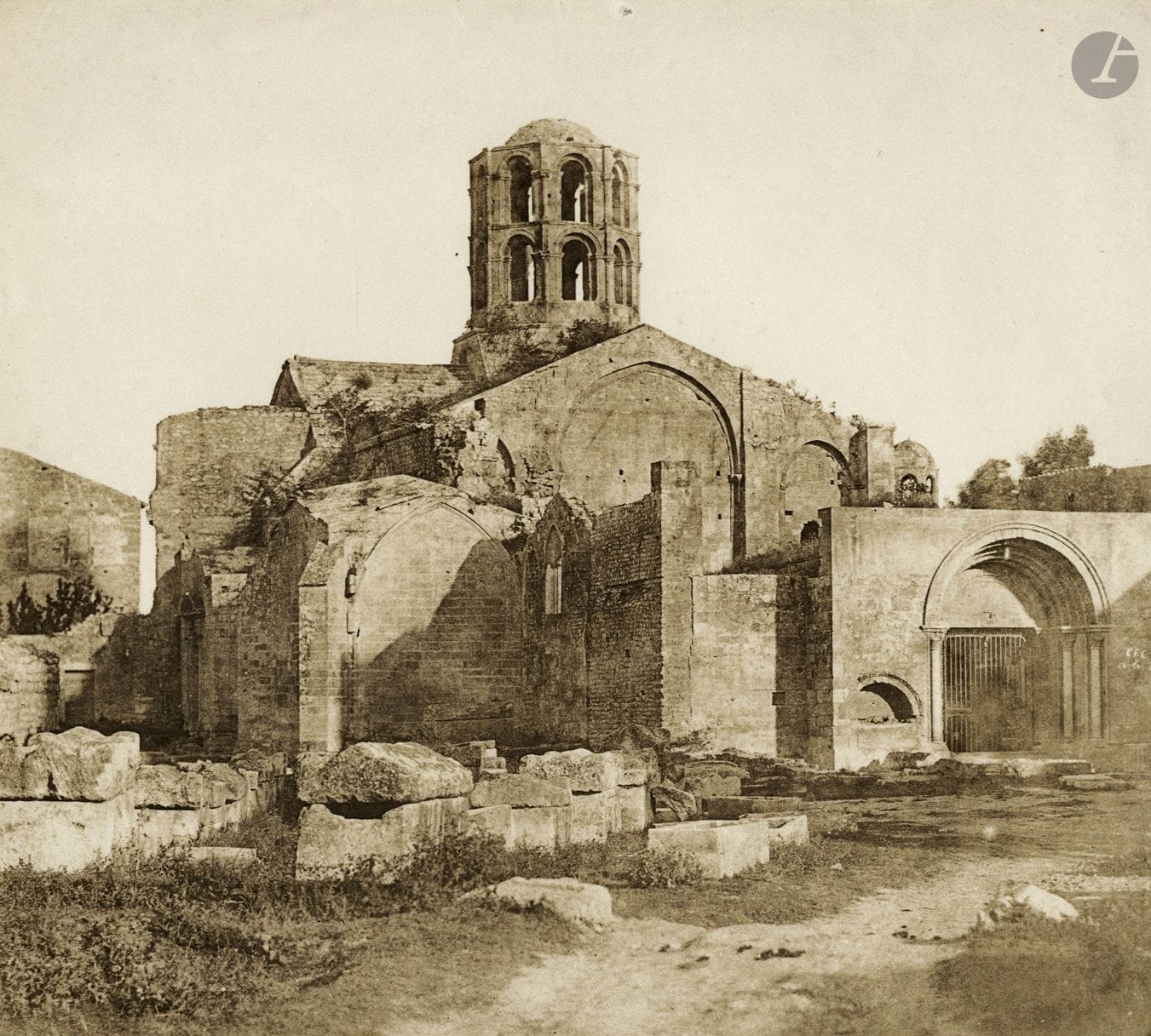 Émile Pécarrère (1816-1904)
Sud de la France, c. 1851.
Arènes, Nîmes. Église Saint-Honorat des Alyscamps, Arles.
Deux épreuves sur papier salé, d'après négatifs papier, signées et titrées dans les négatifs.
21 x 23,5 et 20,8 x 26,2 cm