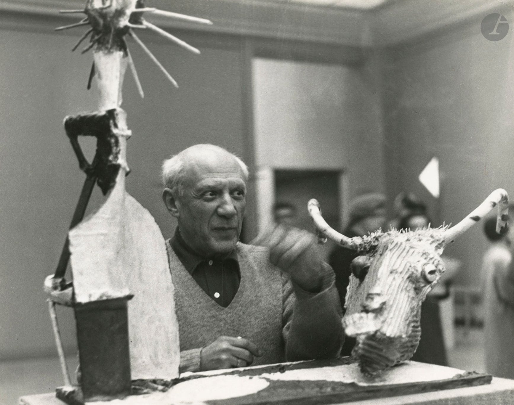 Photographe de l'agence AGIP
Pablo Picasso au Salon de Mai. Musée d'Art Moderne de la Ville de Paris, 1953. 
Épreuve argentique (c. 1960). Tampon d'agence, annotations et date au verso. 
23,8 x 30 cm