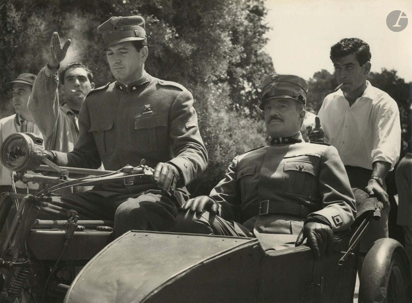 Pierluigi Praturlon (1924-1999)
Rock Hudson, Jennifer Jones, Vittorio De Sica et Franco Interlenghi sur le tournage L'adieu aux armes de Charles Vidor, 1957. 
Cinq épreuves argentiques d'époque. Tampon "Copyright - Pierluigi", tampons d'agences, dates et légendes aux versos.
Format moyen : 24 x 18 cm