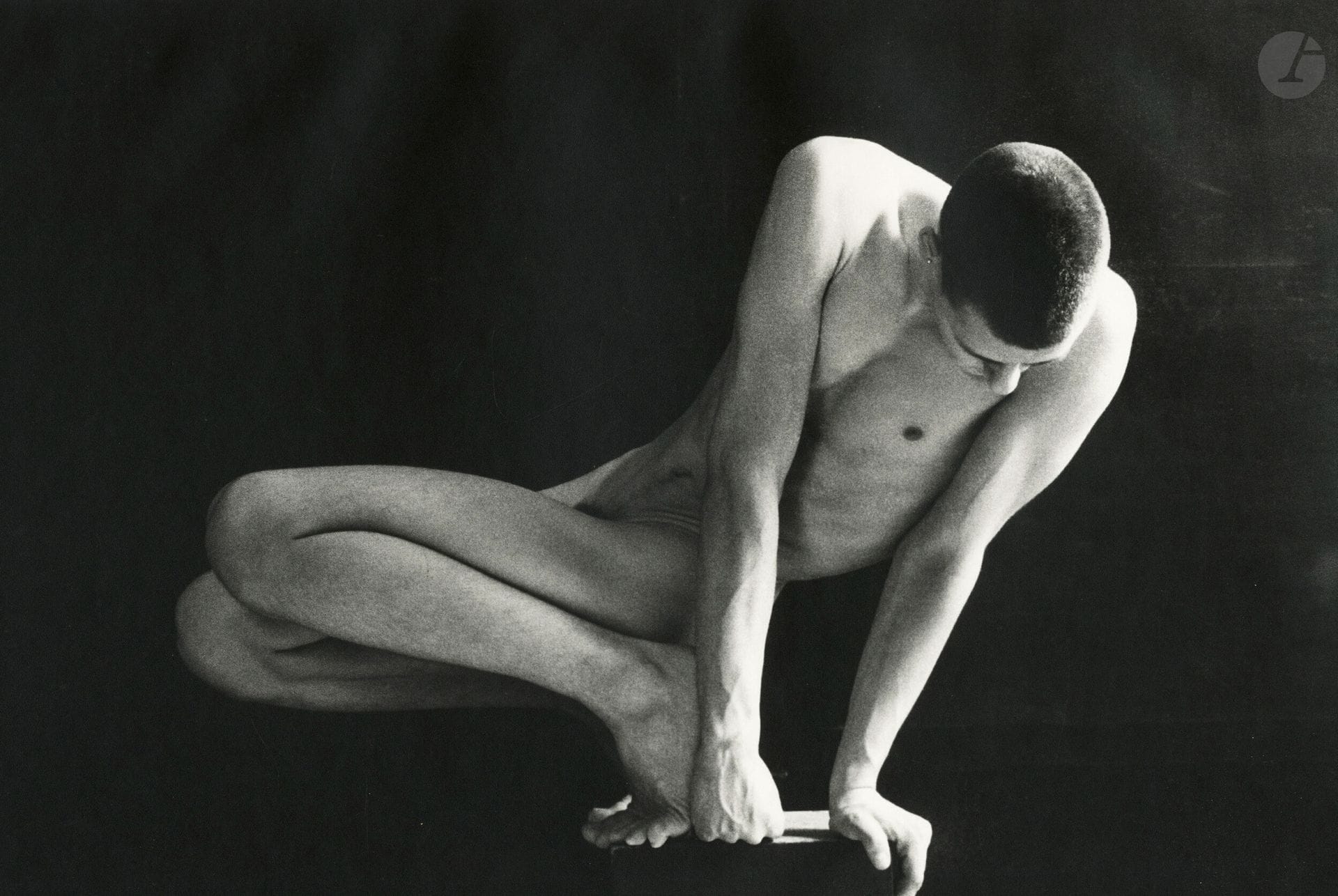 Evelyn Krull (1942) 
Körpersprache XXIII [nu masculin], 1986. 
Épreuve argentique d'époque, montée par le haut sur carton. Signature de la photographe, date et titre au crayon sur le montage. 
29 x 42 cm