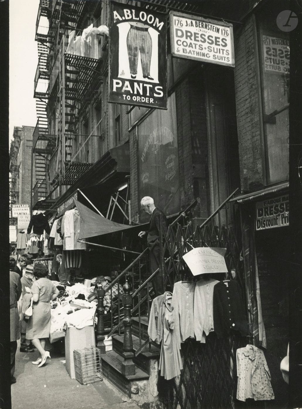 Jan Lukas (1915-2006)
Orchard Street. New York, 1964.
Épreuve argentique d'époque sur papier Agfa. Tampons du photographe et d'agence, titre et date au verso.
23,8 x 17,8 cm