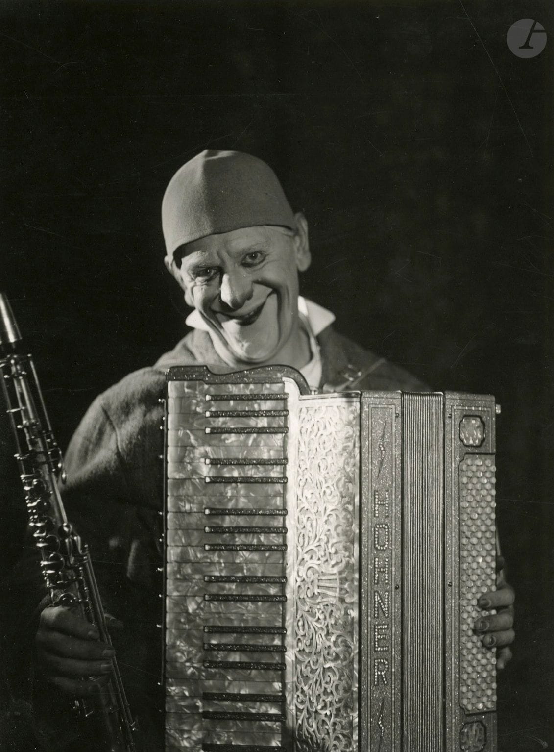 Emmanuel Sougez (1889-1972)
Le Clown Grock et son accordéon, c. 1930-1935.
Épreuve argentique d'époque sur papier Agfa-Brovira. Tampon "Emmanuel Sougez - 13, rue Saint-Georges - Paris IXe" au verso.
20 x 14,8 cm