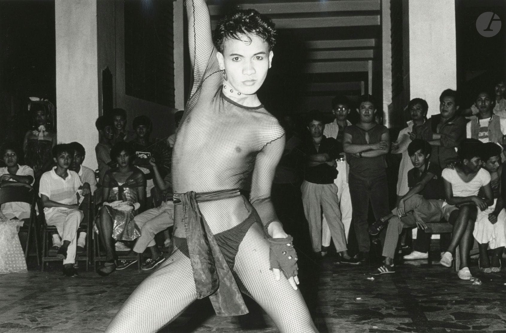 Kees Metselaar 
Gay Party for President Marcos, 1986. 
Épreuve argentique d'époque, signée, titrée, datée et numérotée à 10 exemplaires au crayon au verso. 
Image : 19 x 29 cm - Feuille : 23,8 x 30,5 cm