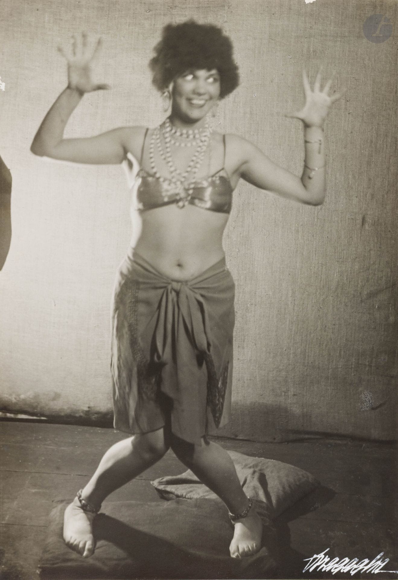 Arturo Bragaglia (1893-1962)
Claretta Farinati, c. 1928.
Vintage silver print, signed in ink on the image lower right. Stamp "Bragaglia - Fotoritratti - D'Arte" and annotations on verso.
23.3 x 16 cm

Arturo Bragaglia was the official photographer of the Teatro degli Indipendenti from 1922 to 1928.