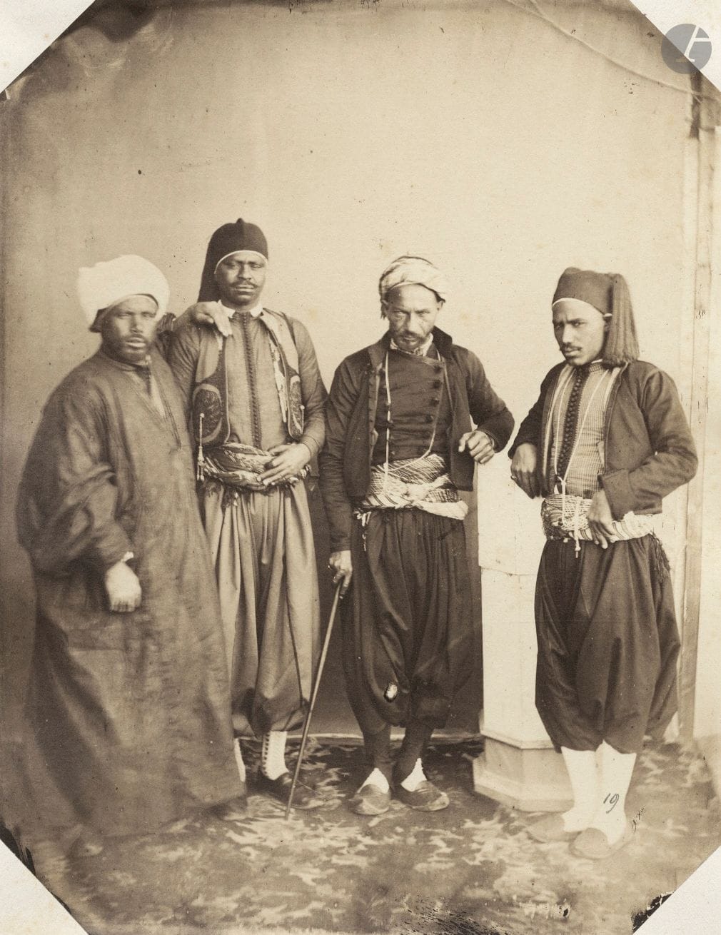 Félix Moulin (1802-1875) 
Algérie, c. 1855. 
Groupe d'hommes en habits traditionnels.
Épreuve sur papier albuminé, contrecollée sur carton. 
22,5 x 17,5 cm