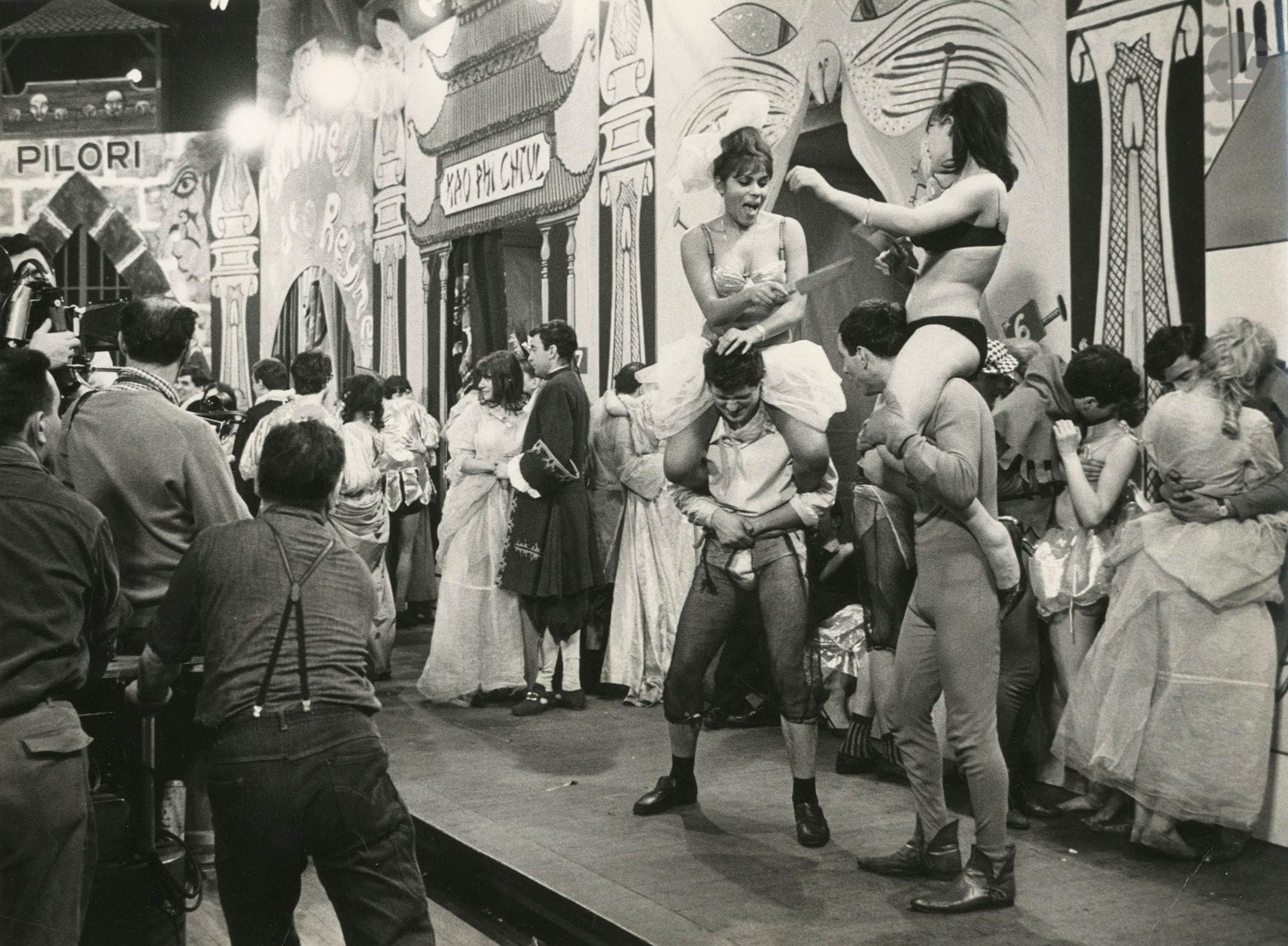 Pierluigi Praturlon (1924-1999)
Marcello Mastroianni (en visite), Christine Delaroche et Nino Castelnuovo sur le tournage de Mondo Nuovo de Vittorio De Sica, 1965.
Dix épreuves argentiques d'époque. Tampon "Copyright - Pierluigi", tampons d'agences, dates et légendes aux versos.
Format moyen : 22 x 30 cm