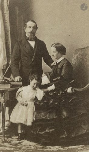 Mayer & Pierson -  Furne Fils & H. Tournier - Eugène Disdéri - Pierre Petit - Victor Plumier - Gustave Le Gray et divers
Famille impériale et personnalités du Second Empire, c. 1860-1870.
Le Prince impériale. Marie-Amélie de Bourbon-Siciles. Reine de Naples. Louis-Philippe Ier. Duc de Nemours. Duc de Montpensier. Duchesse d'Orléans. Comte de Paris. Prince de Joinville. Jérôme-Napoléon Bonaparte. Les quatre Napoléons. Victor Emmanuel. Comte de Cavour. Giuseppe Garibaldi. Napoléon III. Rossini. Mosaïque. Reproductions d'œuvres d'art. 
Album in-8 composé de 50 épreuves sur papier albuminé au format carte de visite, contrecollées sur cartons de studios et glissées dans les feuillets. Crédits des photographes sur les montages. Quelques légendes et dates dans les négatifs et aux versos. 
Format moyen : 9 x 5,5 cm