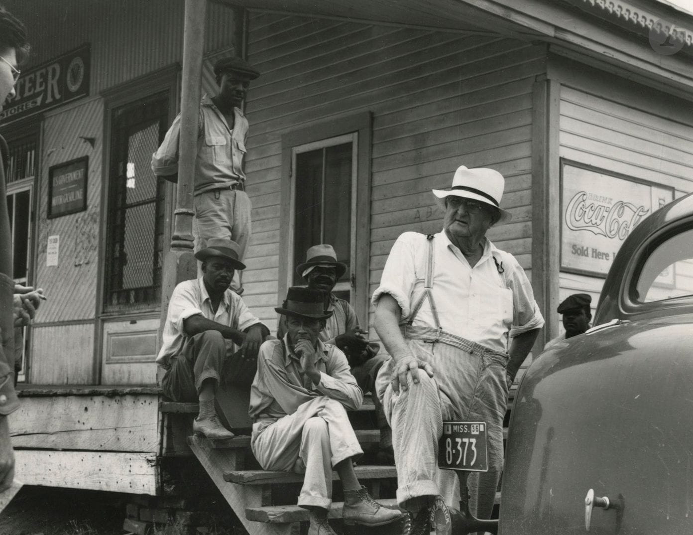 Dorothea Lange (1895-1965)
Plantation Overseer and his Field Hands, Mississippi Delta, juin 1936.  
Épreuve argentique (c. 1970). Tampon « Reproduced from the Collections of the Library of Congress » au verso.
Image : 18,8 x 24,2 cm - Feuille : 20,5 x 25,3 cm