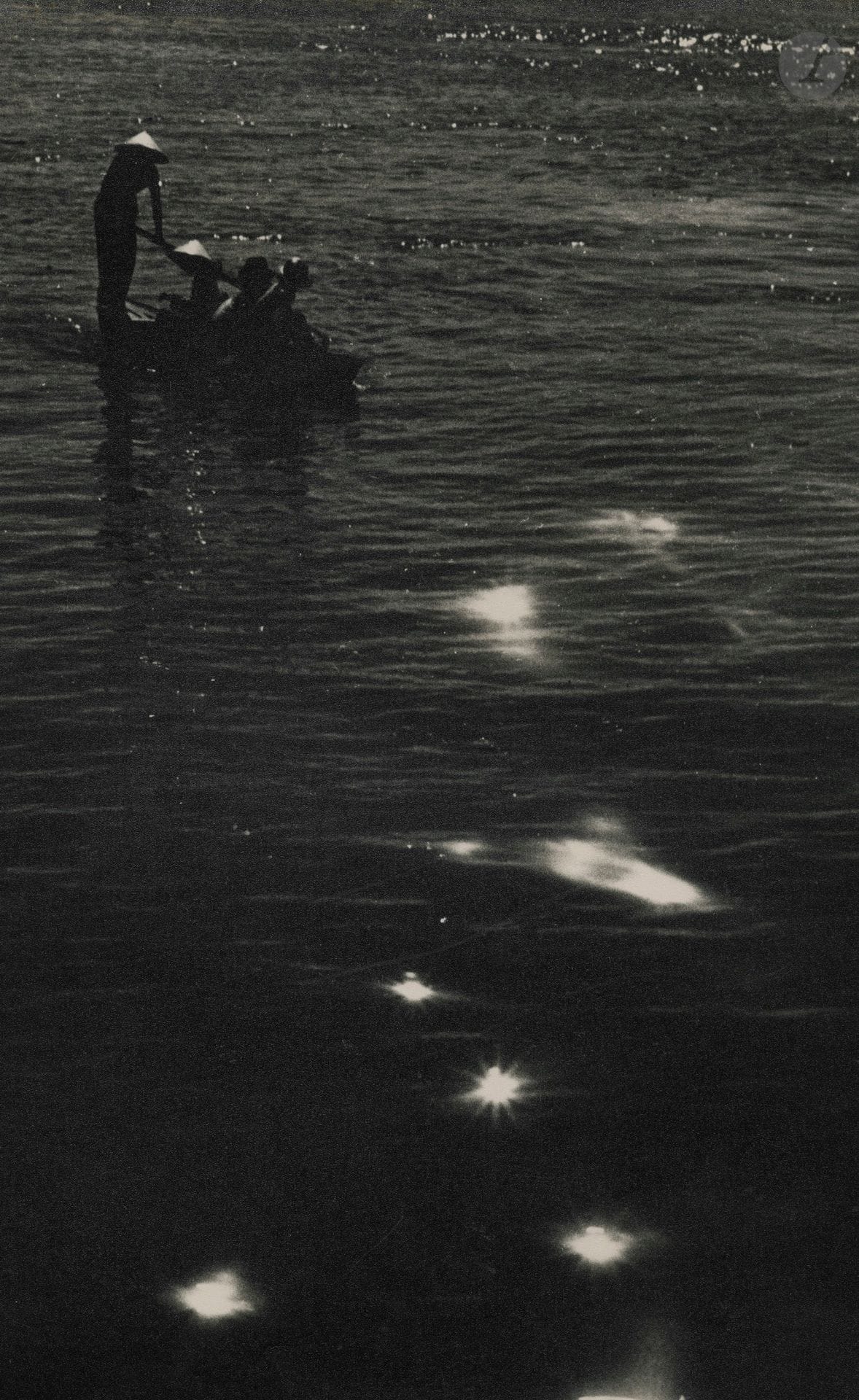 Van Huy (photographe à Cholon)
Homeward Bond. Vietnam, c. 1962. 
Épreuve argentique d'époque sur papier Agfa Brovira. Crédit du photographe, titre, annotations et tampon de la IV Bienal Internacional de Arte Fotografica de Lisbonne au verso. 
39,7 x 25,2 cm