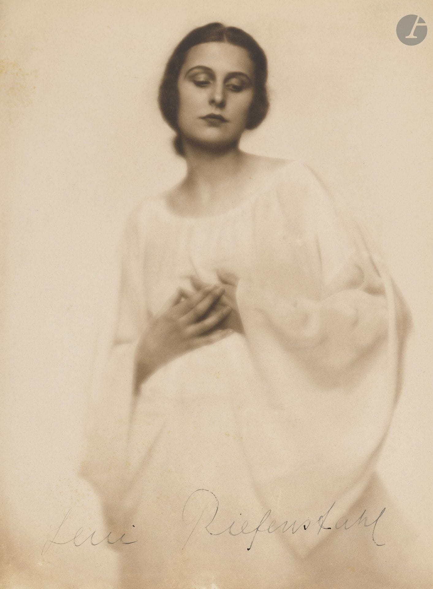Karl Schenker (1886-1954)
Leni Riefenstahl, 1923. 
Épreuve argentique d'époque, contrecollée sur carton, signée par Leni Riefensthal sur l'image et par le photographe sur le montage en bas à droite. Tampon " Karl Schenker - Berlin W." au verso du montage.
28 x 21 cm