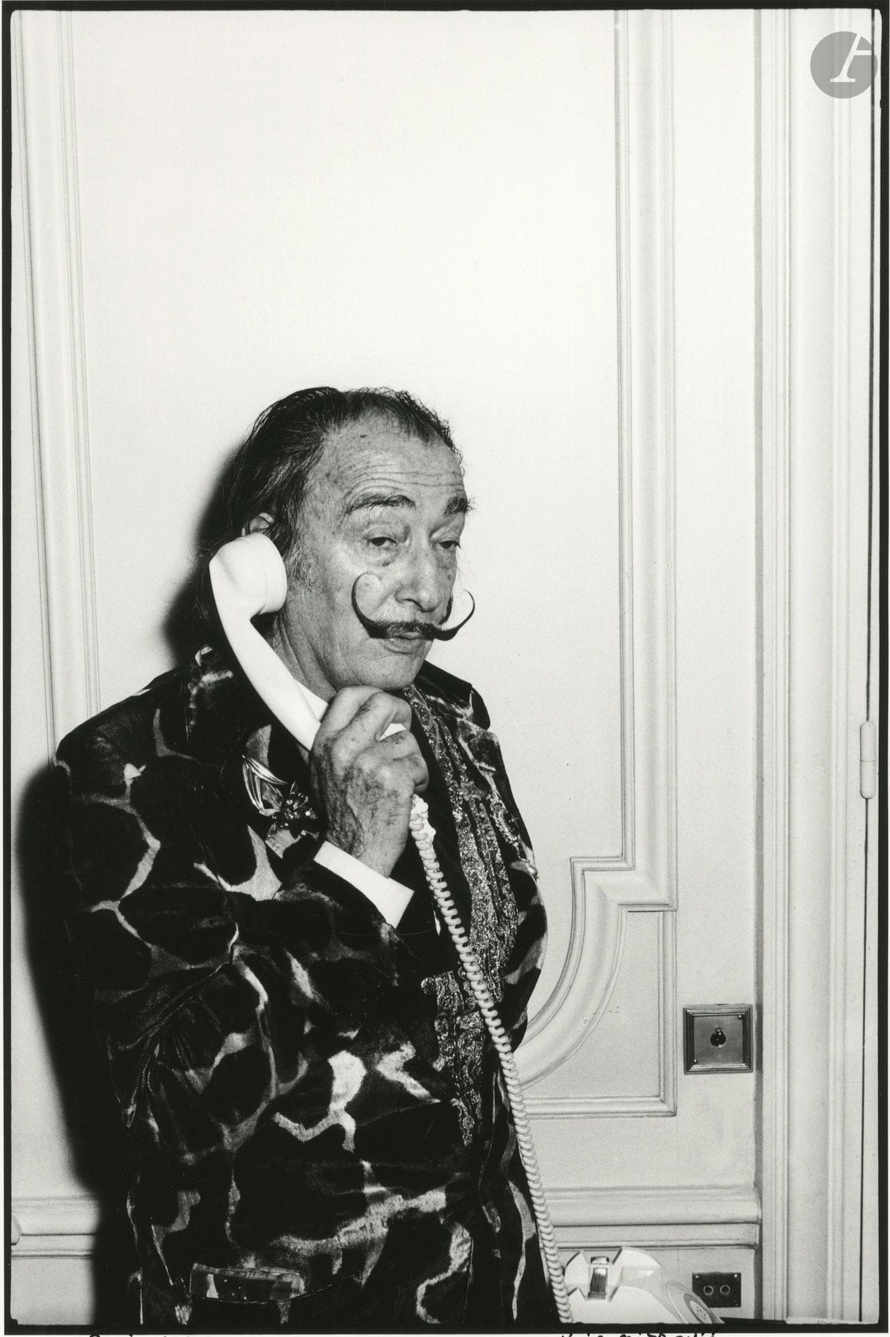 Voja Mitrovic (1937) 
Salvador Dali. Paris, 1975. 
Épreuve argentique (c. 1990), signée et datée à l'encre dans la marge en bas. 
Image : 36 x 23,8 cm - Feuille : 40 x 30 cm
