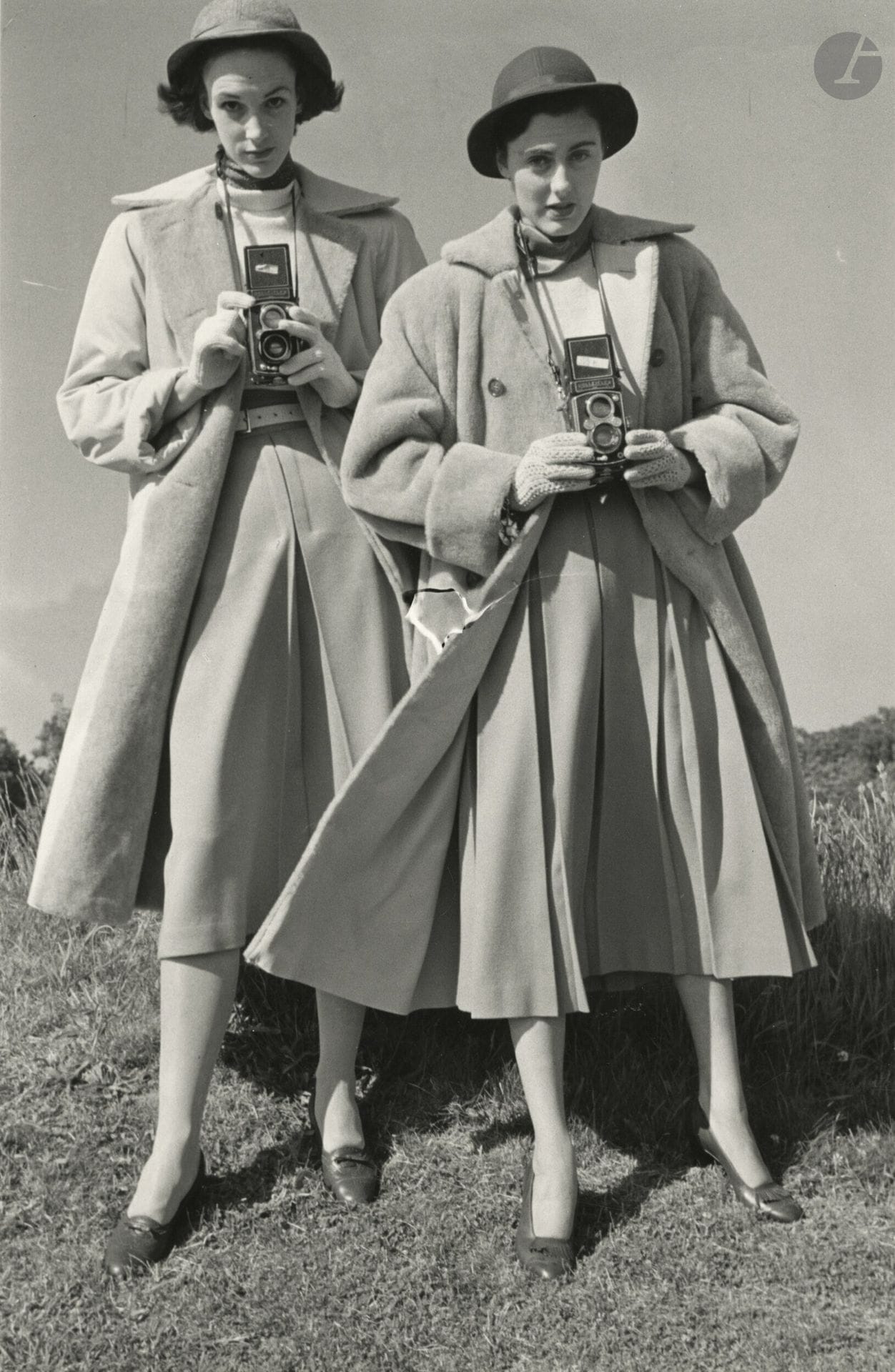 Toni Frissell (1907-1988)
Femmes photographes, Harper's Bazaar, août 1949. 
Épreuve argentique (c. 1980). Tampon « Reproduced from the Collections of the Library of Congress » au verso.
Image : 34,5 x 22,5 cm - Feuille : 35,5 x 27,8 cm