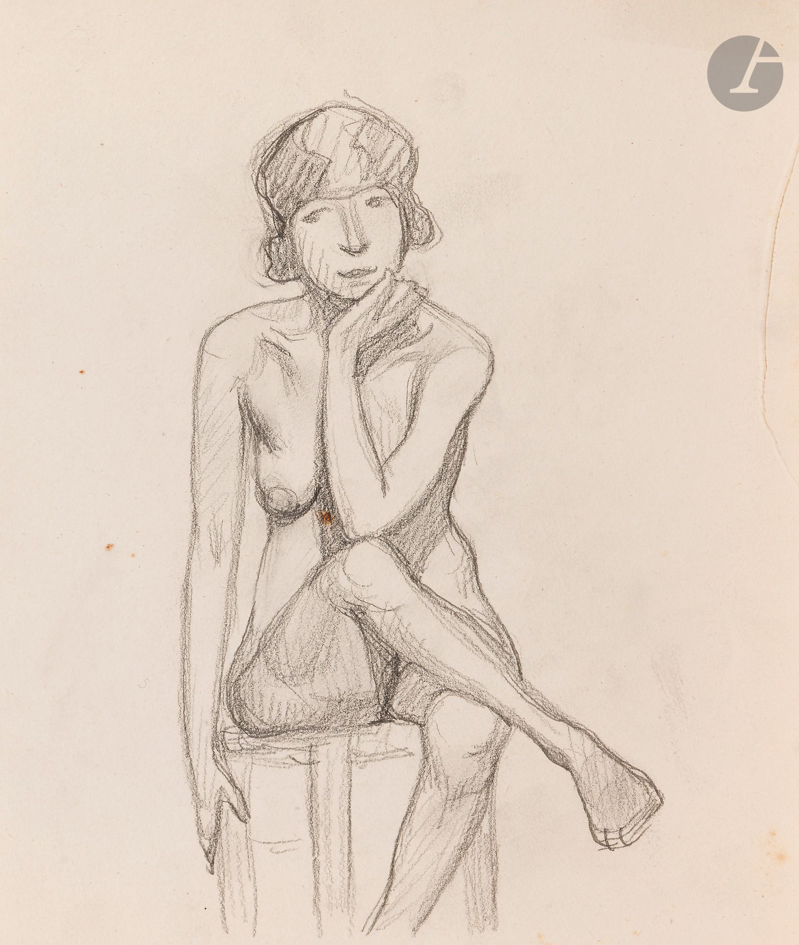 Félix VALLOTTON (1865 - 1925)
Femme nue assise accoudée
Mine de plomb et estompe.
(Bord gauche irrégulier, piqûres et restauration le long du bord droit).
23 x 19,5 cm

Provenance:
- Gabrielle Vallotton, née Bernheim, épouse de Félix Vallotton.
- Madeleine Lecomte du Noüy, née Rodrigues-Henriques, fille de Gabrielle Vallotton et belle-fille de Félix Vallotton. Par descendance.
- Isabelle Lecasble, née Lecomte du Noüy, fille de Madeleine Lecomte du Noüy (son cachet au dos). Par descendance.

Nous remercions Madame Katia Poletti, conservatrice de la Fondation Félix Vallotton pour les informations qu’elle nous a transmises.


Les dessins que nous présentons proviennent de la collection d’Isabelle Lecomte du Noüy et ont été hérités de sa grand-mère, Gabrielle Bernheim. Celle-ci avait épousé en secondes noces le peintre Félix Vallotton, figure majeure du groupe des Nabis et proche d’Édouard Vuillard. 

L’ensemble comprend de nombreuses études de nus, ainsi que plusieurs feuilles préparatoires d’œuvres peintes. Parmi celles-ci figurent notamment une étude pour Femme nue de dos blonde (1907), une étude pour Femme assise de dos (1915) conservé au Kunstmuseum de Luzern, ainsi qu’une étude en relation avec le tableau Vue d’Avignon (1920). Ces feuilles révèlent le processus créatif de Vallotton : l’artiste y explore les attitudes des figures, met en place la composition et l’équilibre des formes, tout en inscrivant directement sur le papier des annotations de couleurs destinées à guider l’élaboration de la peinture.

Cet ensemble, demeuré au sein d’une famille étroitement liée au nabisme et à ses représentants, apparaît aujourd’hui comme un témoignage particulièrement précieux. Afin d’en matérialiser la provenance, un cachet de collection aux initiales d’Isabelle Lecomte du Noüy a été apposé au verso de chacun des dessins.