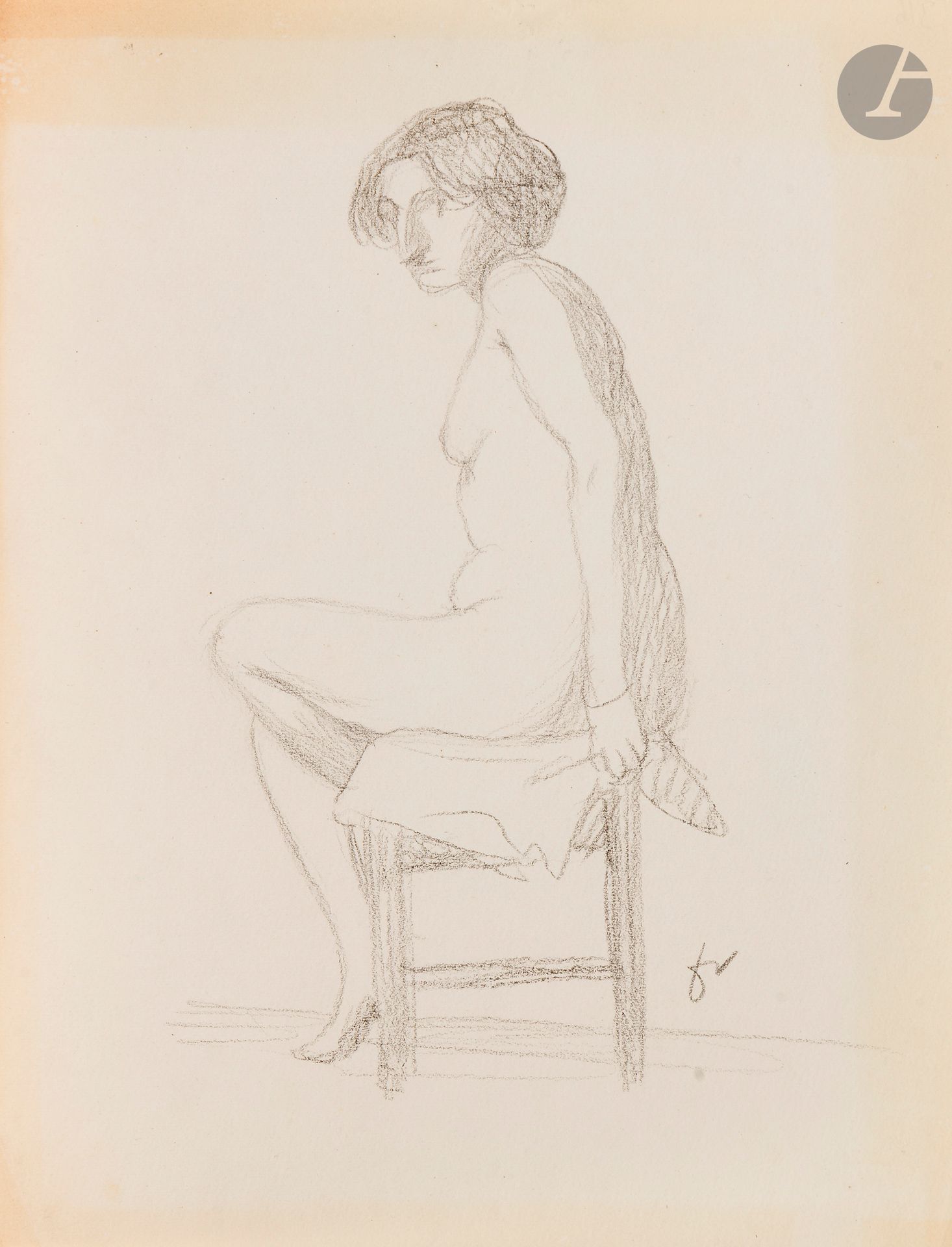 Félix VALLOTTON (1865 - 1925)
Femme nue assise
Crayon noir.
Monogrammé en bas à droite.
(Décolorations sur les bords).
22,5 x 17 cm

Provenance:
- Gabrielle Vallotton, née Bernheim, épouse de Félix Vallotton.
- Madeleine Lecomte du Noüy, née Rodrigues-Henriques, fille de Gabrielle Vallotton et belle-fille de Félix Vallotton. Par descendance.
- Isabelle Lecasble, née Lecomte du Noüy, fille de Madeleine Lecomte du Noüy (son cachet au dos). Par descendance.

Nous remercions Madame Katia Poletti, conservatrice de la Fondation Félix Vallotton pour les informations qu’elle nous a transmises.

Les dessins que nous présentons proviennent de la collection d’Isabelle Lecomte du Noüy et ont été hérités de sa grand-mère, Gabrielle Bernheim. Celle-ci avait épousé en secondes noces le peintre Félix Vallotton, figure majeure du groupe des Nabis et proche d’Édouard Vuillard. 

L’ensemble comprend de nombreuses études de nus, ainsi que plusieurs feuilles préparatoires d’œuvres peintes. Parmi celles-ci figurent notamment une étude pour Femme nue de dos blonde (1907), une étude pour Femme assise de dos (1915) conservé au Kunstmuseum de Luzern, ainsi qu’une étude en relation avec le tableau Vue d’Avignon (1920). Ces feuilles révèlent le processus créatif de Vallotton : l’artiste y explore les attitudes des figures, met en place la composition et l’équilibre des formes, tout en inscrivant directement sur le papier des annotations de couleurs destinées à guider l’élaboration de la peinture.

Cet ensemble, demeuré au sein d’une famille étroitement liée au nabisme et à ses représentants, apparaît aujourd’hui comme un témoignage particulièrement précieux. Afin d’en matérialiser la provenance, un cachet de collection aux initiales d’Isabelle Lecomte du Noüy a été apposé au verso de chacun des dessins.