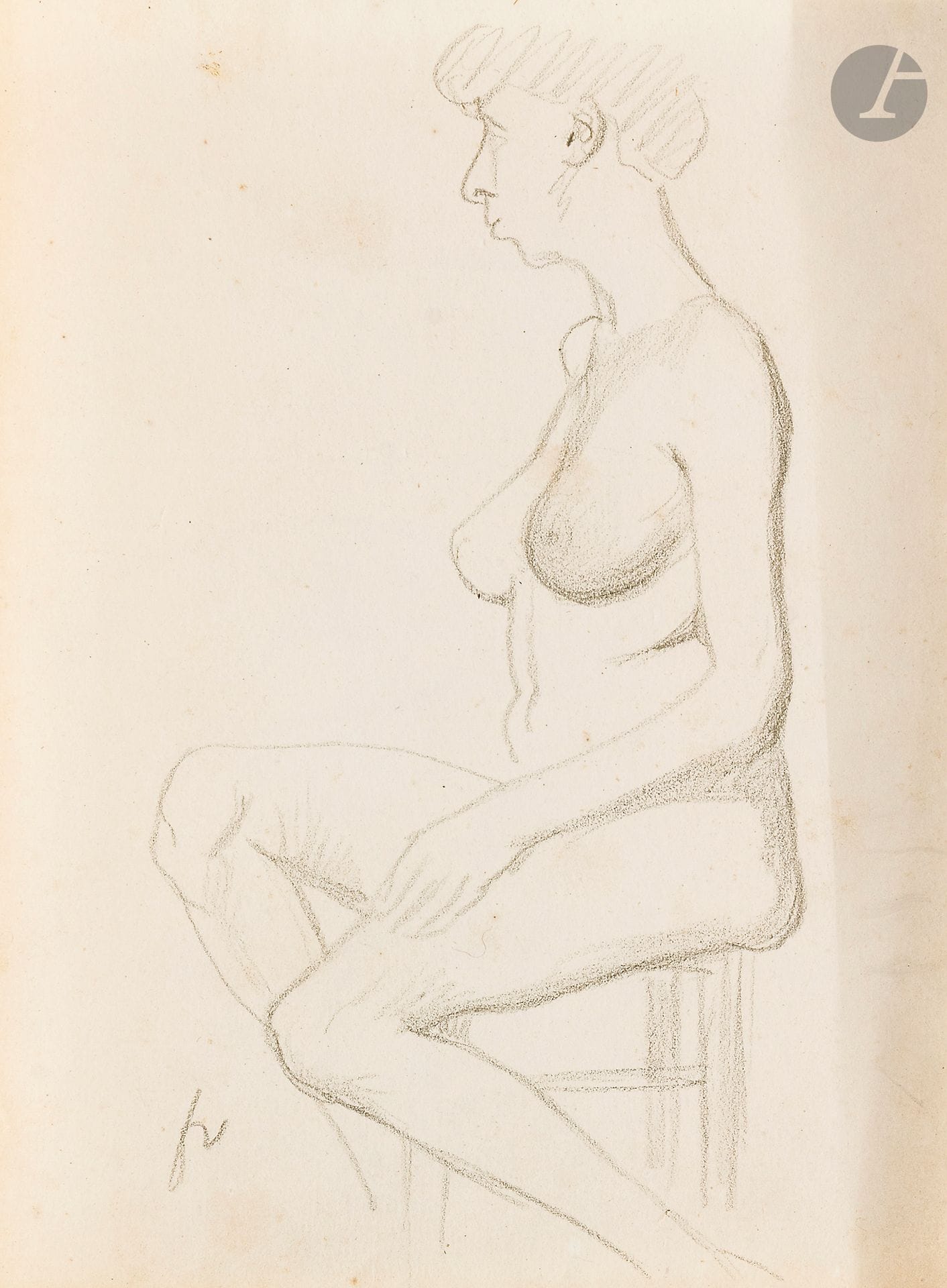Félix VALLOTTON (1865 - 1925)
Femme nue assise
Crayon noir.
Monogrammé en bas à gauche.
(Décoloration le long du bord droit et légères rousseurs).
22 x 16,5 cm

Provenance:
- Gabrielle Vallotton, née Bernheim, épouse de Félix Vallotton.
- Madeleine Lecomte du Noüy, née Rodrigues-Henriques, fille de Gabrielle Vallotton et belle-fille de Félix Vallotton. Par descendance.
- Isabelle Lecasble, née Lecomte du Noüy, fille de Madeleine Lecomte du Noüy (son cachet au dos). Par descendance.

Nous remercions Madame Katia Poletti, conservatrice de la Fondation Félix Vallotton pour les informations qu’elle nous a transmises.

Les dessins que nous présentons proviennent de la collection d’Isabelle Lecomte du Noüy et ont été hérités de sa grand-mère, Gabrielle Bernheim. Celle-ci avait épousé en secondes noces le peintre Félix Vallotton, figure majeure du groupe des Nabis et proche d’Édouard Vuillard. 

L’ensemble comprend de nombreuses études de nus, ainsi que plusieurs feuilles préparatoires d’œuvres peintes. Parmi celles-ci figurent notamment une étude pour Femme nue de dos blonde (1907), une étude pour Femme assise de dos (1915) conservé au Kunstmuseum de Luzern, ainsi qu’une étude en relation avec le tableau Vue d’Avignon (1920). Ces feuilles révèlent le processus créatif de Vallotton : l’artiste y explore les attitudes des figures, met en place la composition et l’équilibre des formes, tout en inscrivant directement sur le papier des annotations de couleurs destinées à guider l’élaboration de la peinture.

Cet ensemble, demeuré au sein d’une famille étroitement liée au nabisme et à ses représentants, apparaît aujourd’hui comme un témoignage particulièrement précieux. Afin d’en matérialiser la provenance, un cachet de collection aux initiales d’Isabelle Lecomte du Noüy a été apposé au verso de chacun des dessins.