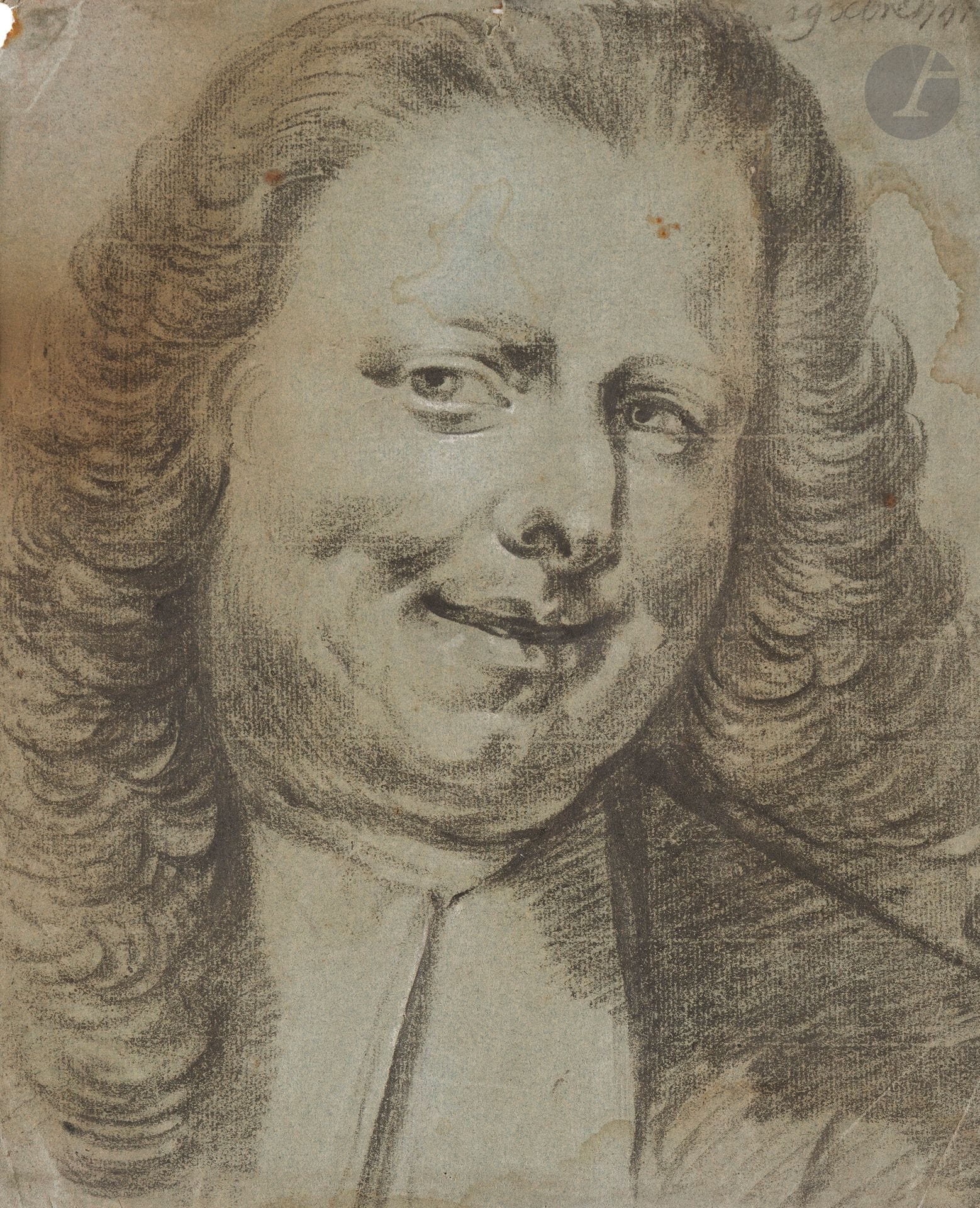 Jan GAREMIJN (Bruges 1712 - 1799)
Tête d’homme à la perruque souriant
Pierre noire et rehauts de craie blanche sur papier anciennement bleu.
Datée en haut à droite de façon peu lisible.
(Traces de mouillures en haut à droite, pliures et taches).
32,5 x 26 cm

Jan Garemijn, très jeune, fut l’élève du sculpteur Rochus Aerts, de Hendrik Pulinx et Lodewijk Roose, tous deux peintres. En 1765, il devint professeur et directeur de l’académie de Bruges, poste qu’il occupa pendant dix ans. Artiste prolifique, il est surtout admiré pour ses qualités de dessinateur. Son style fut fortement influencé par les grands artistes français tels que Boucher, Fragonard et Greuze mais aussi par ses compatriotes Jordaens et Rubens.