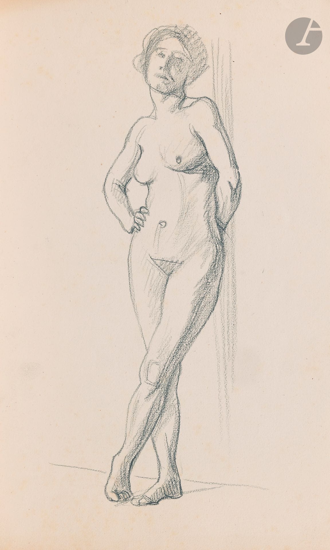 Félix VALLOTTON (1865 - 1925)
Femme nue debout appuyée
Crayon bleu et estompe.
Non signé.
(Légères rousseurs).
32 x 20 cm

Provenance:
- Gabrielle Vallotton, née Bernheim, épouse de Félix Vallotton.
- Madeleine Lecomte du Noüy, née Rodrigues-Henriques, fille de Gabrielle Vallotton et belle-fille de Félix Vallotton. Par descendance.
- Isabelle Lecasble, née Lecomte du Noüy, fille de Madeleine Lecomte du Noüy (son cachet au dos). Par descendance.

Nous remercions Madame Katia Poletti, conservatrice de la Fondation Félix Vallotton pour les informations qu’elle nous a transmises.

Les dessins que nous présentons proviennent de la collection d’Isabelle Lecomte du Noüy et ont été hérités de sa grand-mère, Gabrielle Bernheim. Celle-ci avait épousé en secondes noces le peintre Félix Vallotton, figure majeure du groupe des Nabis et proche d’Édouard Vuillard. 

L’ensemble comprend de nombreuses études de nus, ainsi que plusieurs feuilles préparatoires d’œuvres peintes. Parmi celles-ci figurent notamment une étude pour Femme nue de dos blonde (1907), une étude pour Femme assise de dos (1915) conservé au Kunstmuseum de Luzern, ainsi qu’une étude en relation avec le tableau Vue d’Avignon (1920). Ces feuilles révèlent le processus créatif de Vallotton : l’artiste y explore les attitudes des figures, met en place la composition et l’équilibre des formes, tout en inscrivant directement sur le papier des annotations de couleurs destinées à guider l’élaboration de la peinture.

Cet ensemble, demeuré au sein d’une famille étroitement liée au nabisme et à ses représentants, apparaît aujourd’hui comme un témoignage particulièrement précieux. Afin d’en matérialiser la provenance, un cachet de collection aux initiales d’Isabelle Lecomte du Noüy a été apposé au verso de chacun des dessins.