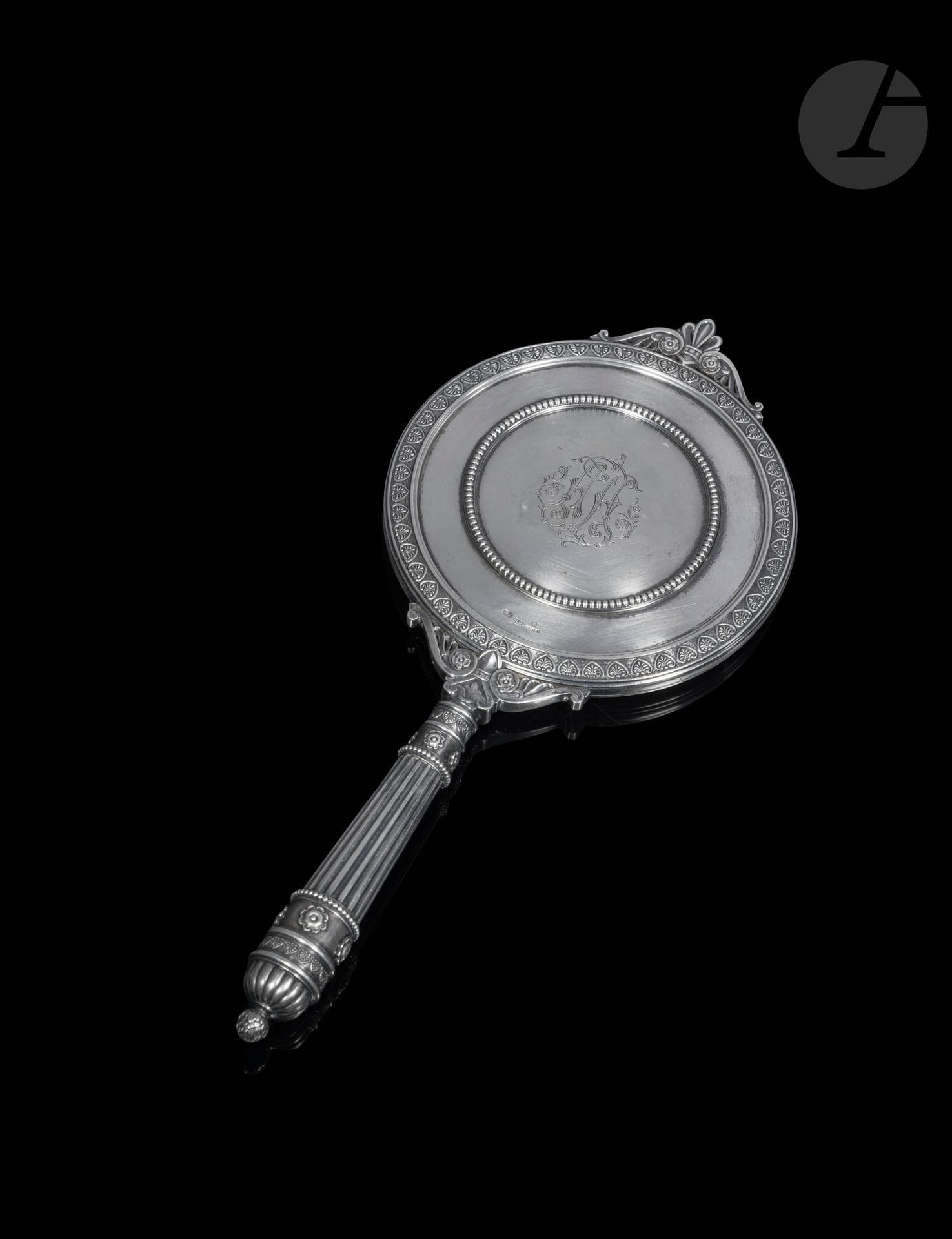 Firme de Karl FABERGÉ.
Miroir à main. Saint-Pétersbourg, début du XXe siècle.
Miroir pour table de toilette. De style Louis XVI, à manche cannelé.
Poinçons : 88, Saint-Pétersbourg 1899-1903, orfèvre « I.Р. » (Youli Alexandrovitch Rappoport) et firme « ФАБЕРЖЕ » (Fabergé) sous l’aigle de fournisseur à la Cour.
Longueur : 28 cm ; diamètre : 12,4 cm ; poids brut : 445 g
Accident au tain.

[art russe]