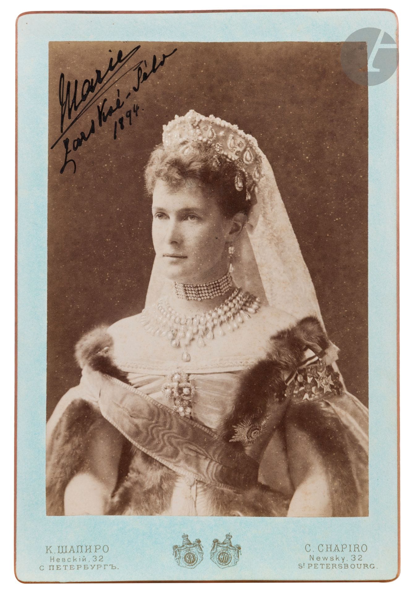 La Grande-Duchesse MARIA PAVLOVNA (1854-1920)
Photographie par K. A. Chapiro. 1894
Née Marie Alexandrine Elisabeth Eleonore von Mecklenburg-Schwerin, elle a épousé en 1874 le troisième fils d’Alexandre II, le Grand-Duc Vladimir Alexandrovitch (1847-1909). Après la mort de son époux, elle lui a succédé au poste de président de l’Académie Impériale des Beaux-Arts. Elle est la mère du prétendant au trône, le Grand-Duc Kirill Vladimirovitch.
Signée Marie, située Zarskoé-Sélo et datée en haut à gauche.
Format cabinet.
18,7 x 12,5 cm

Ce portrait photographique a, par exemple, été utilisé pour le calendrier illustré de la Croix-Rouge de 1898.
Konstantin Alexandrovitch Chapiro (1839-1900), poète juif, photographe-portraitiste, photographe du Grand-Duc Vladimir Alexandrovitch et de la Grande-Duchesse Maria Pavlovna, photographe de l’Académie Impériale des Beaux-Arts.

[art russe]