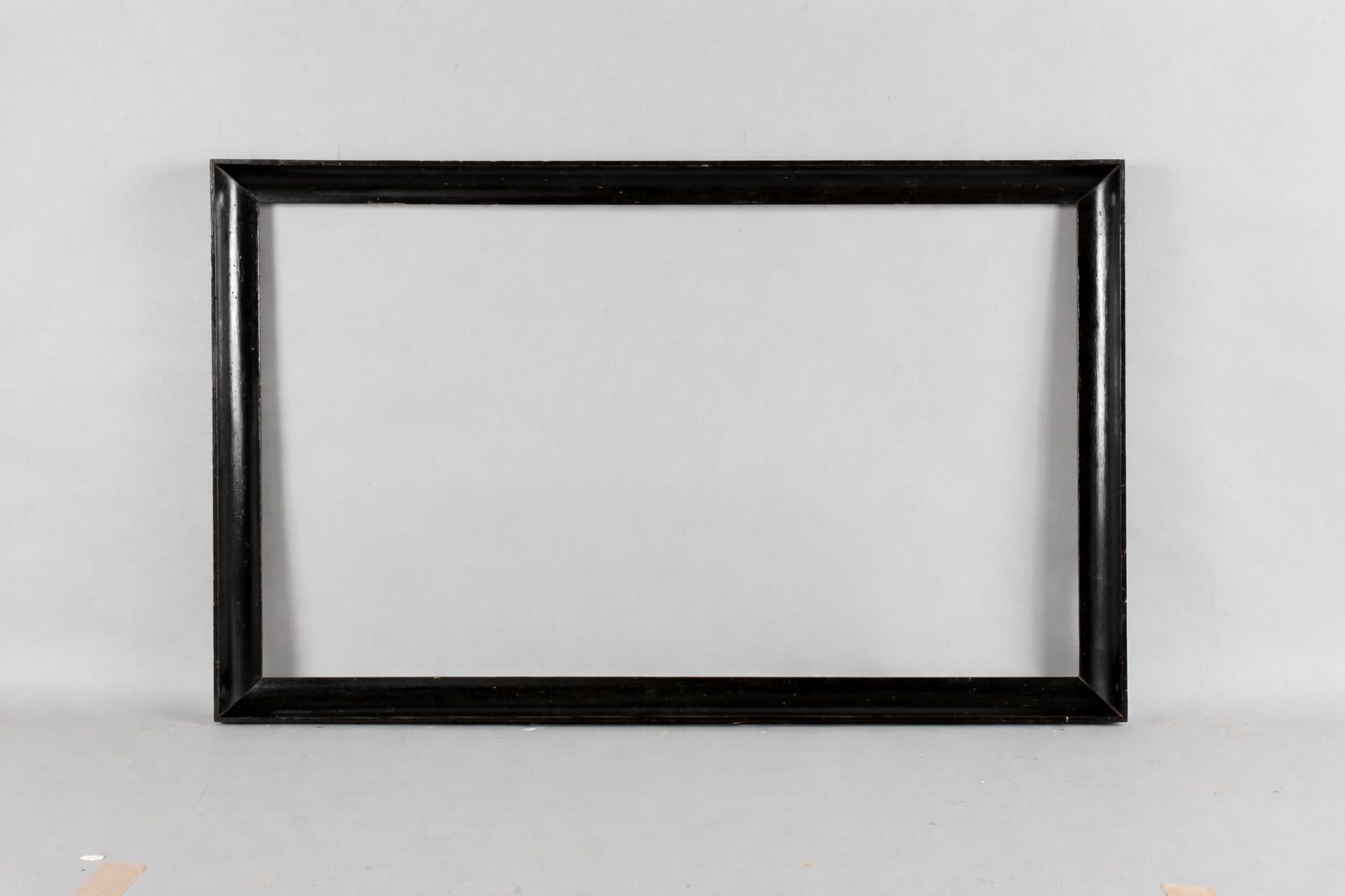 Throat in molded and blackened wood. Italy, late 18th century (pitting). 59.7 x 94 cm - Profile : 5.3 cm
Dimensions at the bottom of the leaves: 62.2 x 96.5 cm.