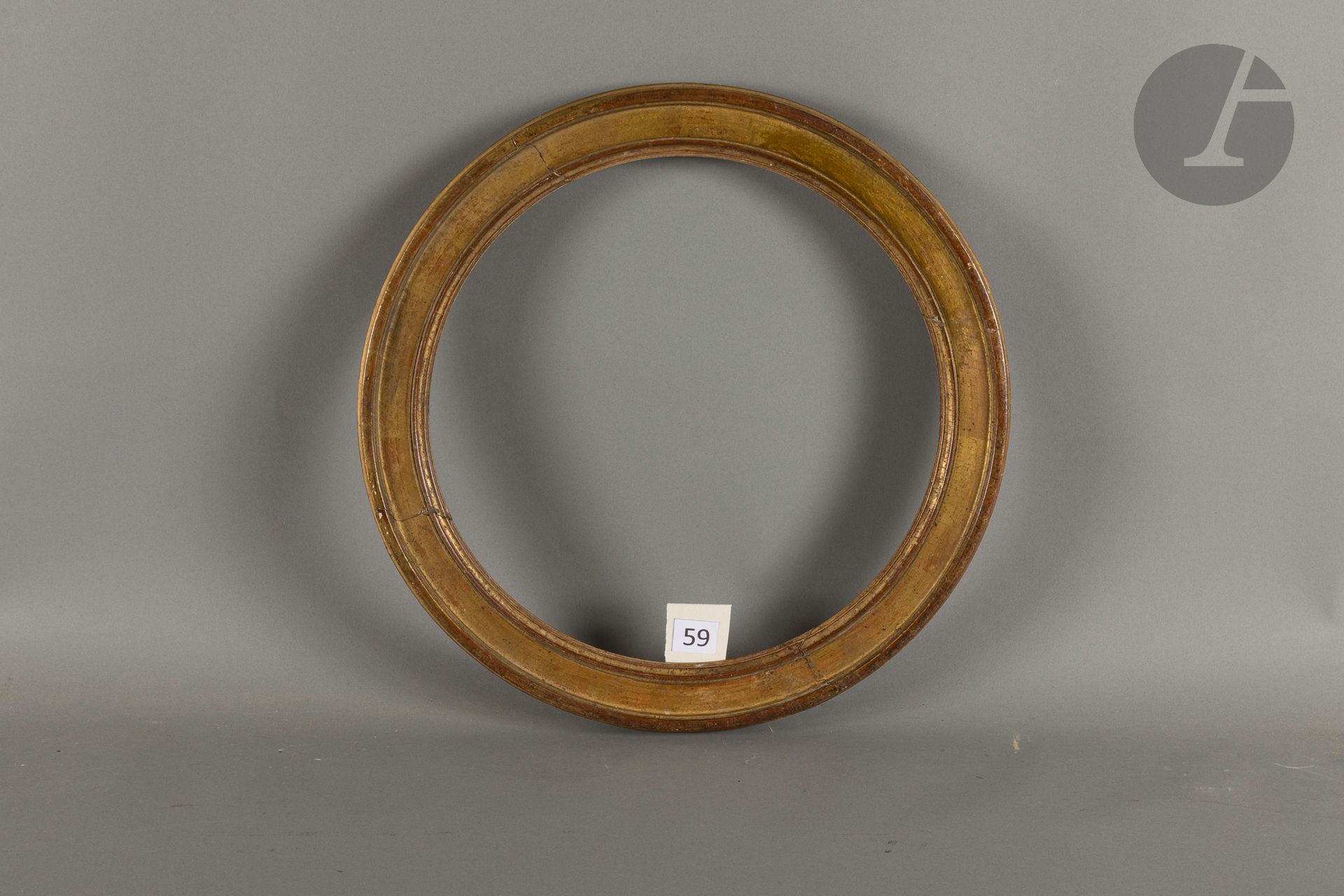Tondo frame in molded and gilded oak. Louis XVI period (minor accidents). Diameter: 30.7 cm - Profile: 4.2 cm
Diameter at bottom of foliage: 32.5 cm.