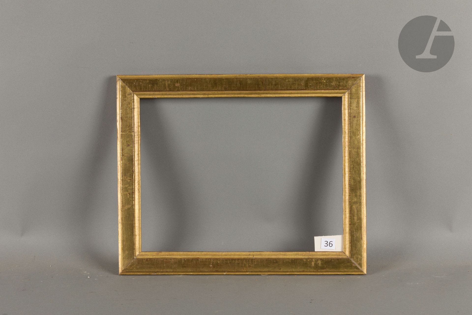 Baguette plate en bois mouluré et doré. Époque Louis XVI (ressemelée). 29,5 x 38,7 cm - Profil : 4,3 cm
Dimensions en fond de feuillures : 33 x 42,8 cm.