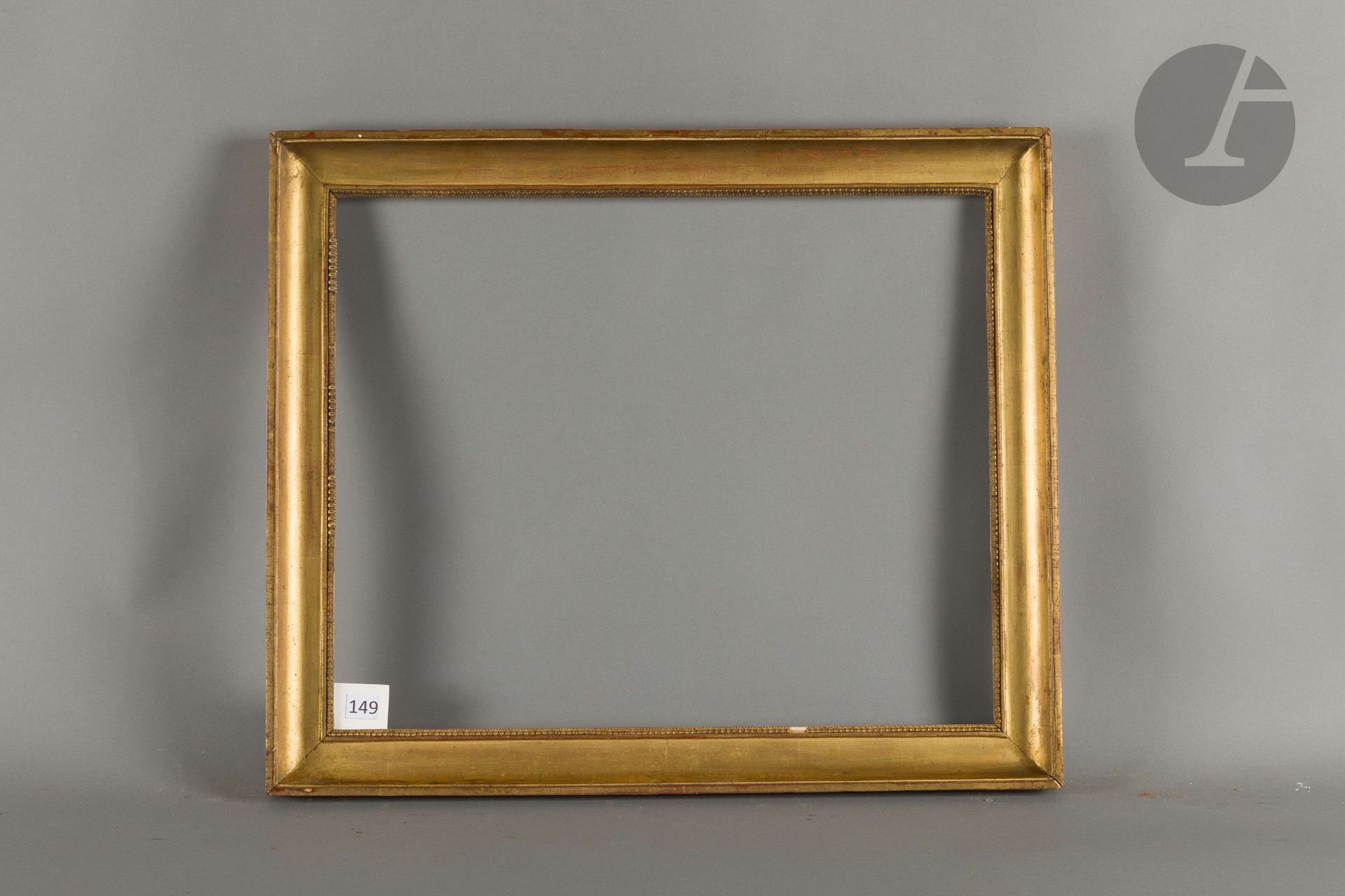 Gorge en bois mouluré et doré, rais-de-cœur en stuc à la vue. XIXe siècle. 46,2 x 57 cm - Profil : 5,4 cm (12F) 
Dimensions en fond de feuillures : 48,5 x 59,2 cm.