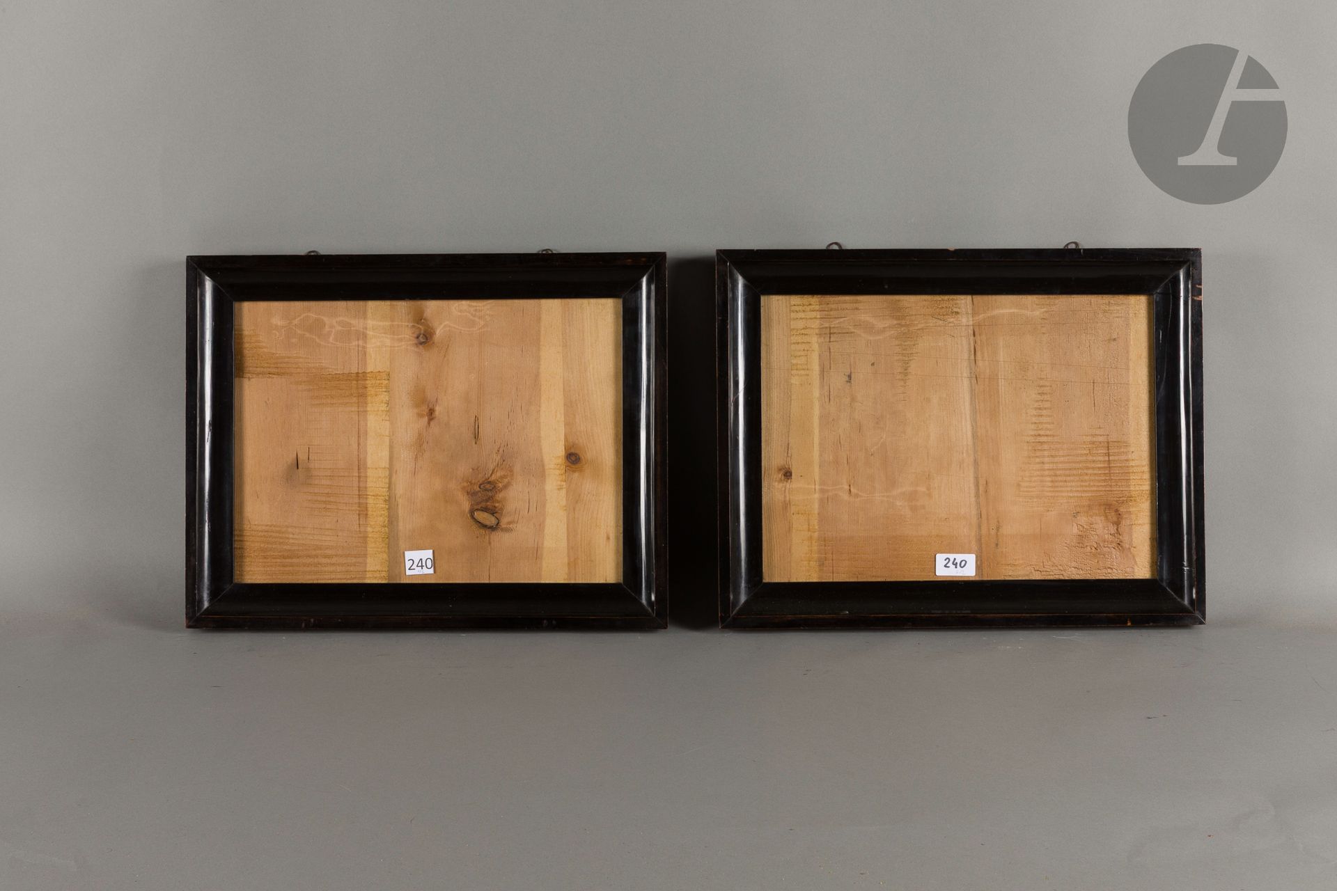 Paire de gorges en bois fruitier mouluré et noirci. Italie, début du XIXe siècle. 27,2 x 38,1 et 28 x 38,5 cm - Profil : 4,4 cm
Dimensions en fond de feuillures : 29,3 x 39,7 cm.