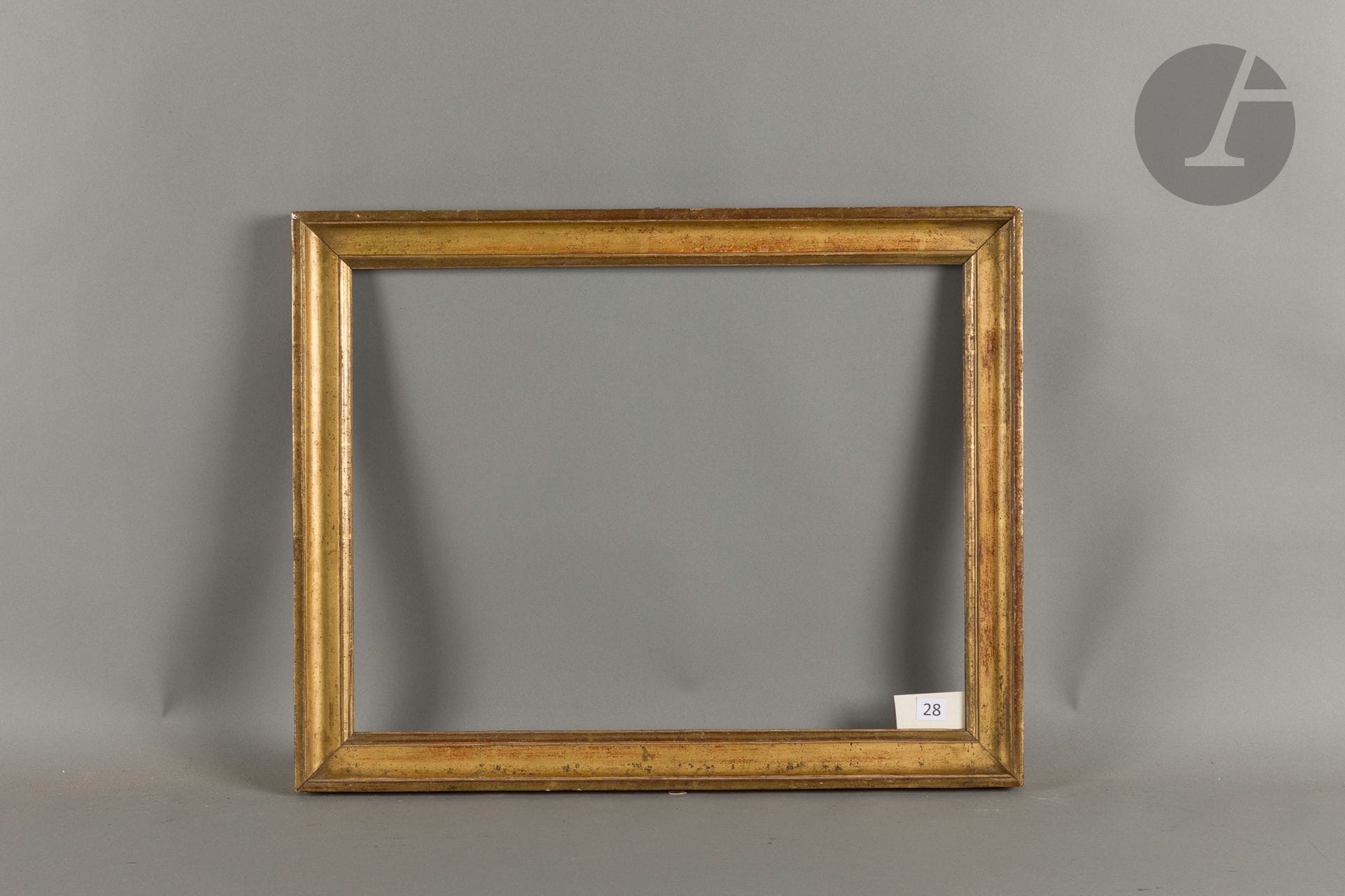 Gorge en bois mouluré et doré. Fin du XVIIIe siècle. 42,7 x 55,9 cm - Profil : 5,2 cm
Dimensions en fond de feuillures : 45 x 58,5 cm.