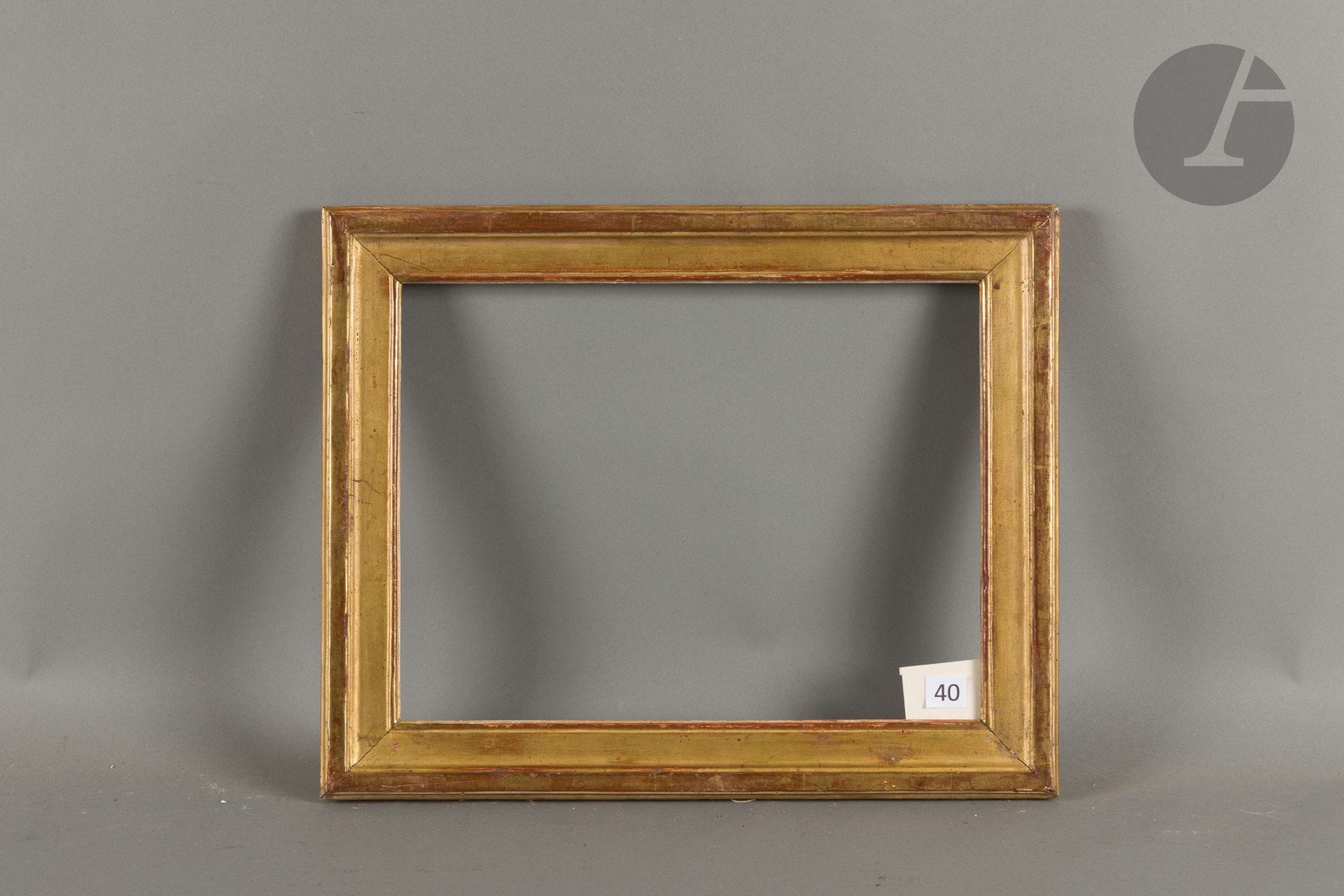 Molded and gilded wood frame. Louis XVI period (pitting). 28.5 x 37.5 cm - Profile: 5.2 cm
Dimensions at the bottom of the leaves: 30 x 40.5 cm.