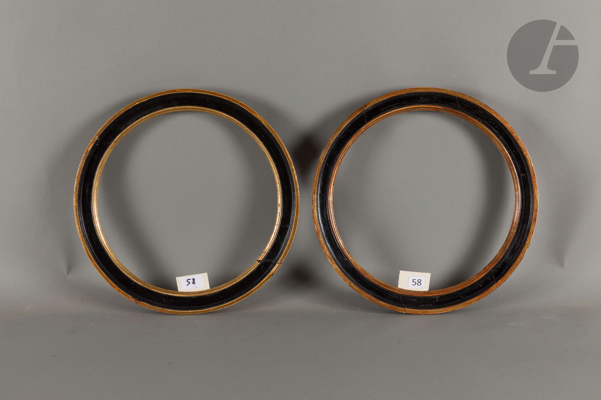 Pair of black and gold molded oak tondo frames. Late 18th century (minor accidents). Diameter: 30.8 cm - Profile: 3.8 cm
Diameter at bottom of leaves : 32.2 cm.