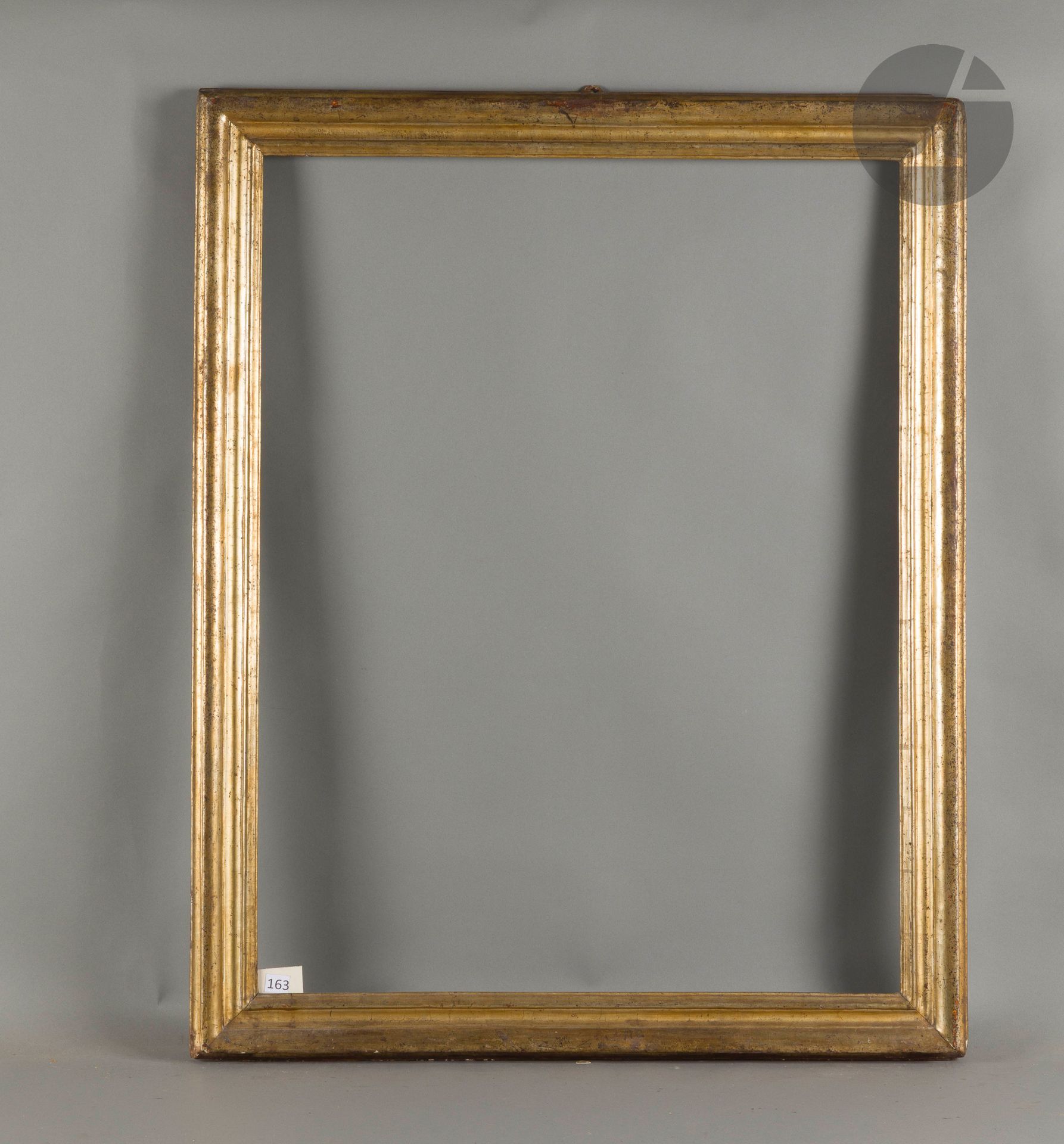Moulded and gilded wood frame à la Mecca. Italy, 18th century. 72.1 x 94.3 cm - Profile: 7.7 cm
Dimensions at the bottom of the leaves: 75.6 x 97.7 cm.