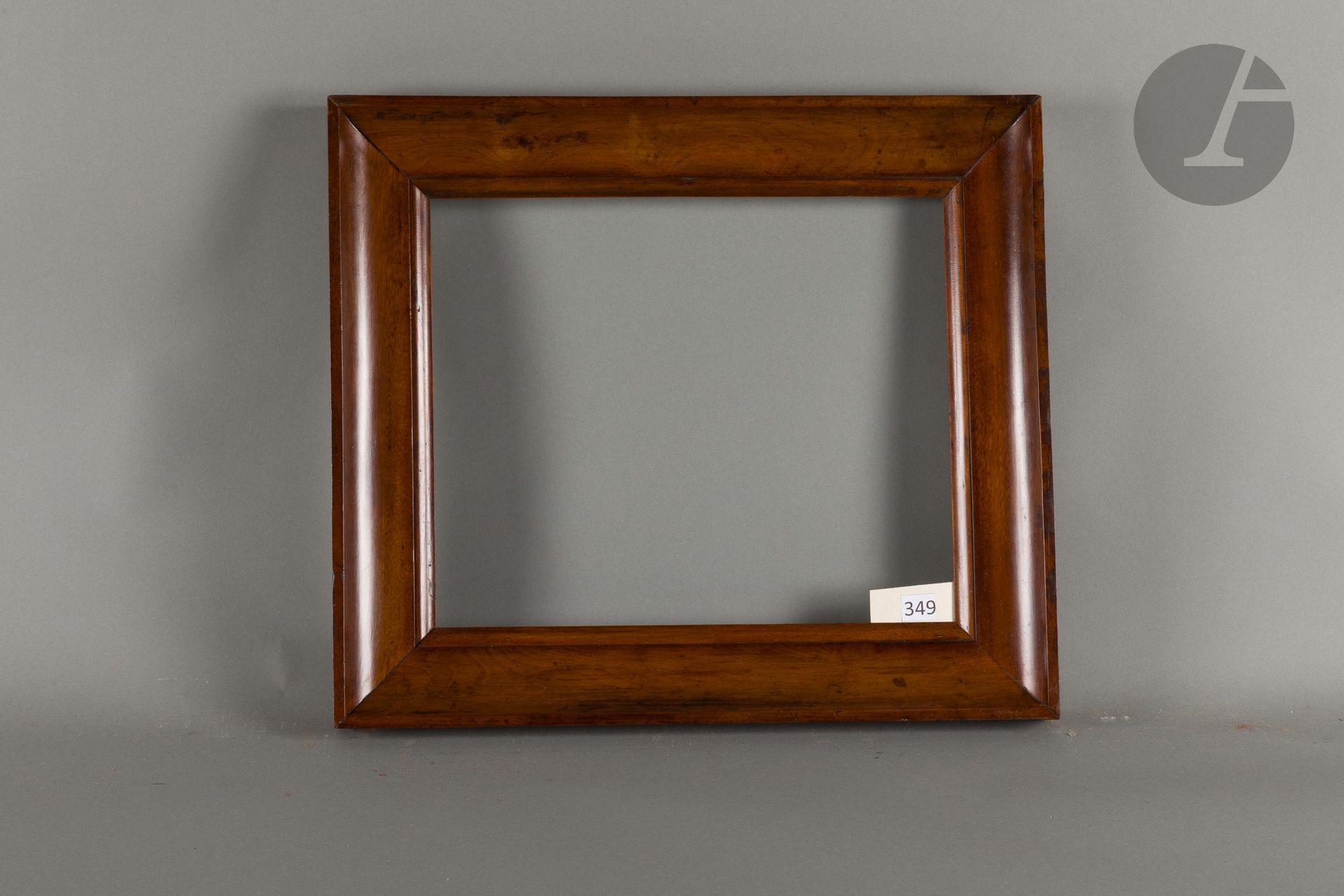 Molded walnut throat on fir core. Italy, early 19th century. 33.7 x 40.8 cm - Profile: 8 cm
Dimensions at the bottom of the leaves: 35.2 x 42.3 cm.