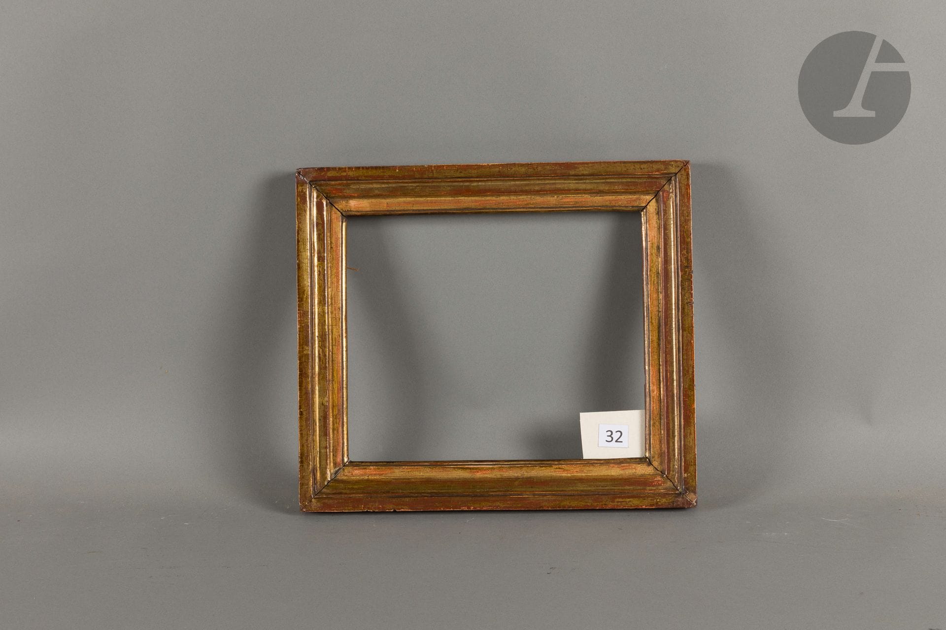Molded and gilded wood frame. Late 18th century (wear). 22.4 x 26.9 cm - Profile: 4.4 cm
Dimensions at the bottom of the leaves: 24.2 x 29.2 cm.