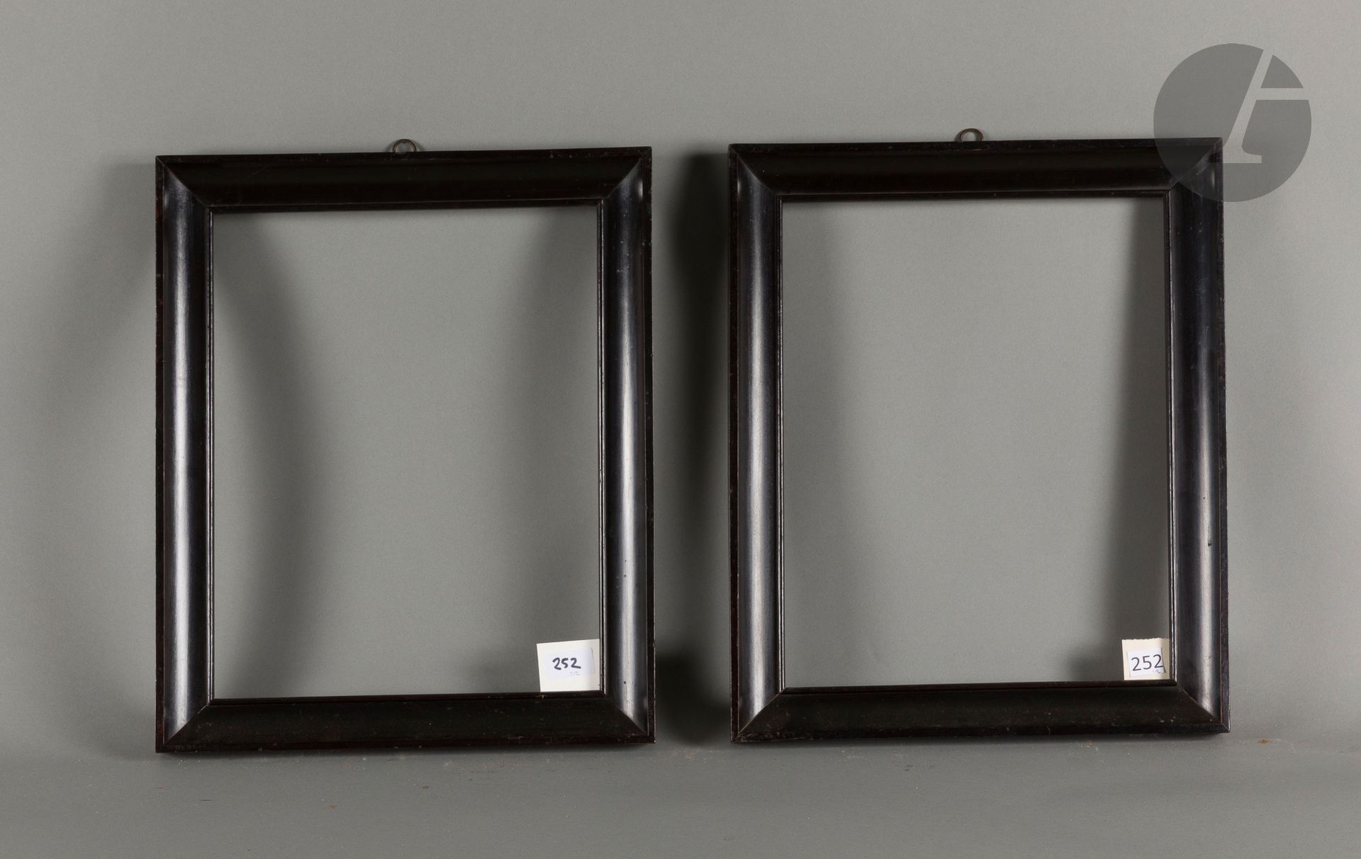 Paire de gorges en bois fruitier mouluré et noirci. Italie, début du XIXe siècle. 30,5 x 39,1 et 30,5 x 39,4 cm - Profil : 4,2 cm (6F) 
Dimensions en fond de feuillures : 33,5 x 42,3 cm.