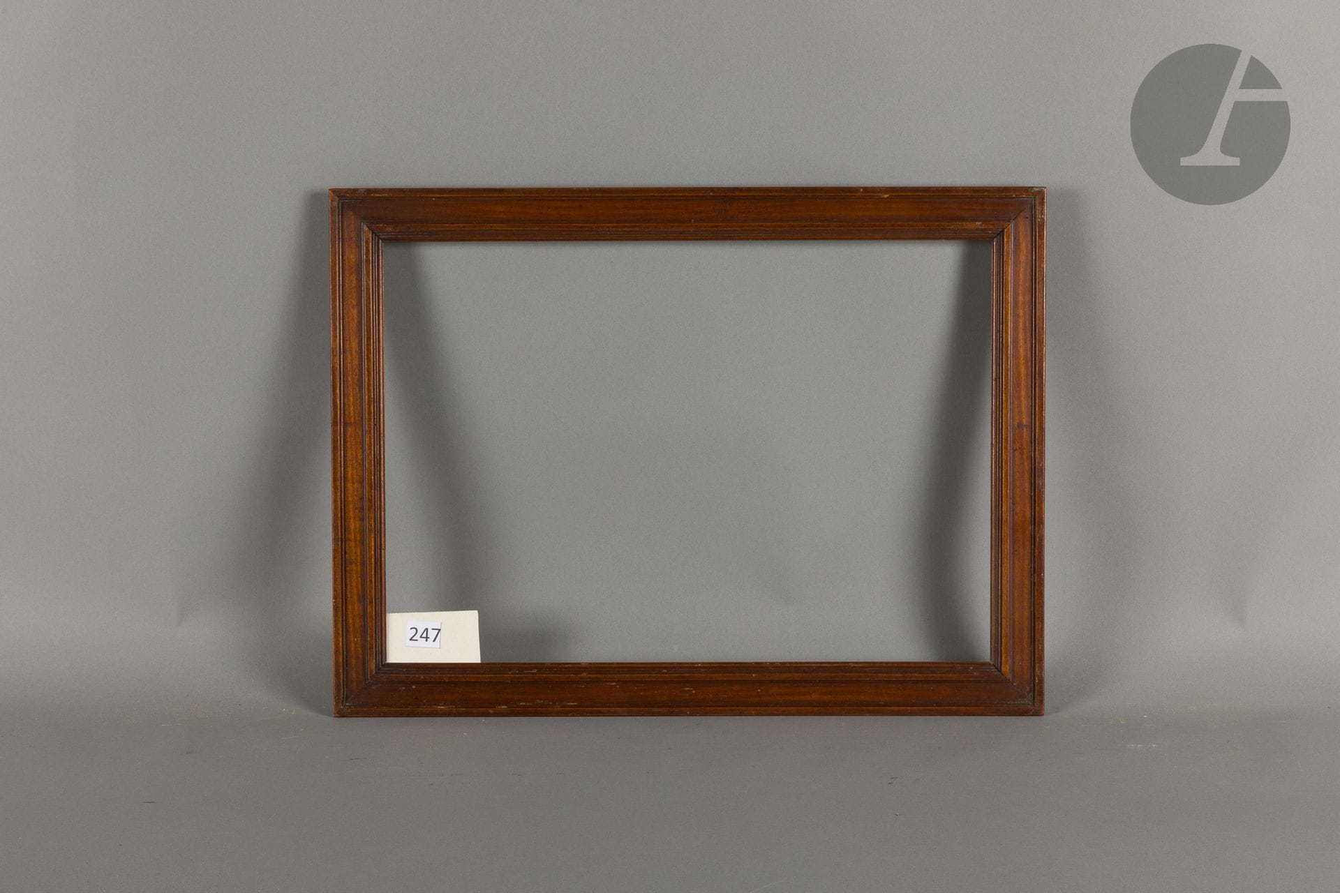Molded fruitwood frame on a fir wood core. 19th century. 33.1 x 47.6 cm - Profile: 4.2 cm
Dimensions at the bottom of the leaves: 34.2 x 49 cm.