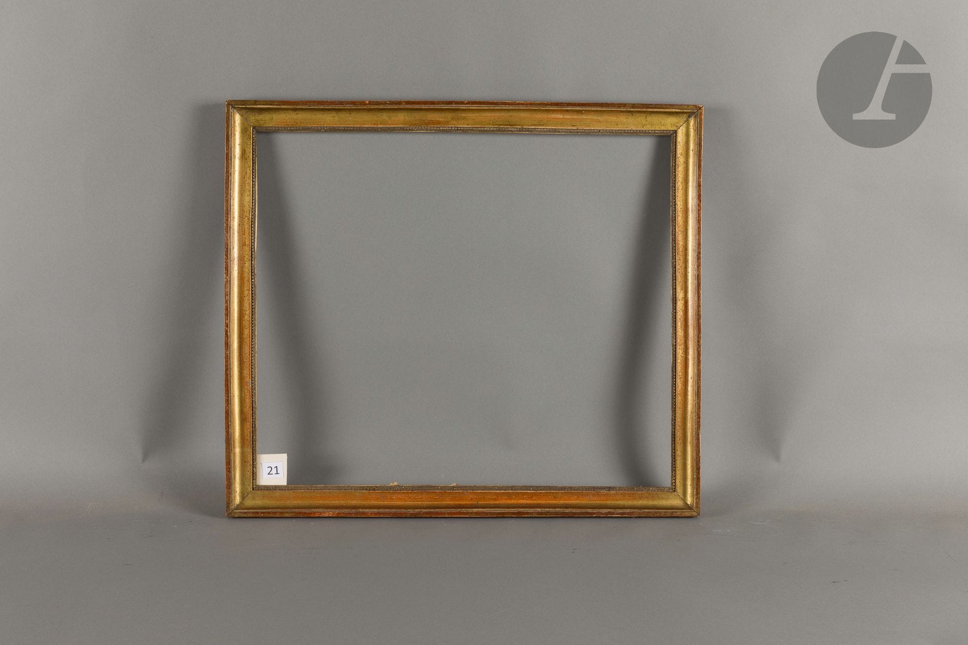 Moulded and gilded wood throat, stucco rais-de-coeur on view. Late 18th century (wear). 46.5 x 54 cm - Profile: 4 cm
Dimensions at the bottom of the leaves: 47.8 x 55.7 cm.