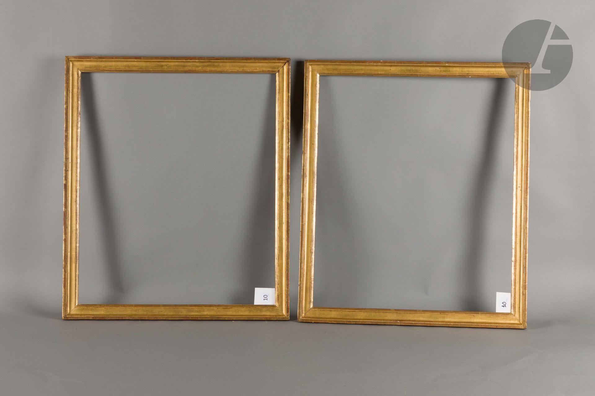 Paire de baguettes en bois mouluré et doré. Époque Louis XVI. 53,7 x 64,6 cm - Profil : 4 cm
Dimensions en fond de feuillures : 56,3 x 66,6 cm.