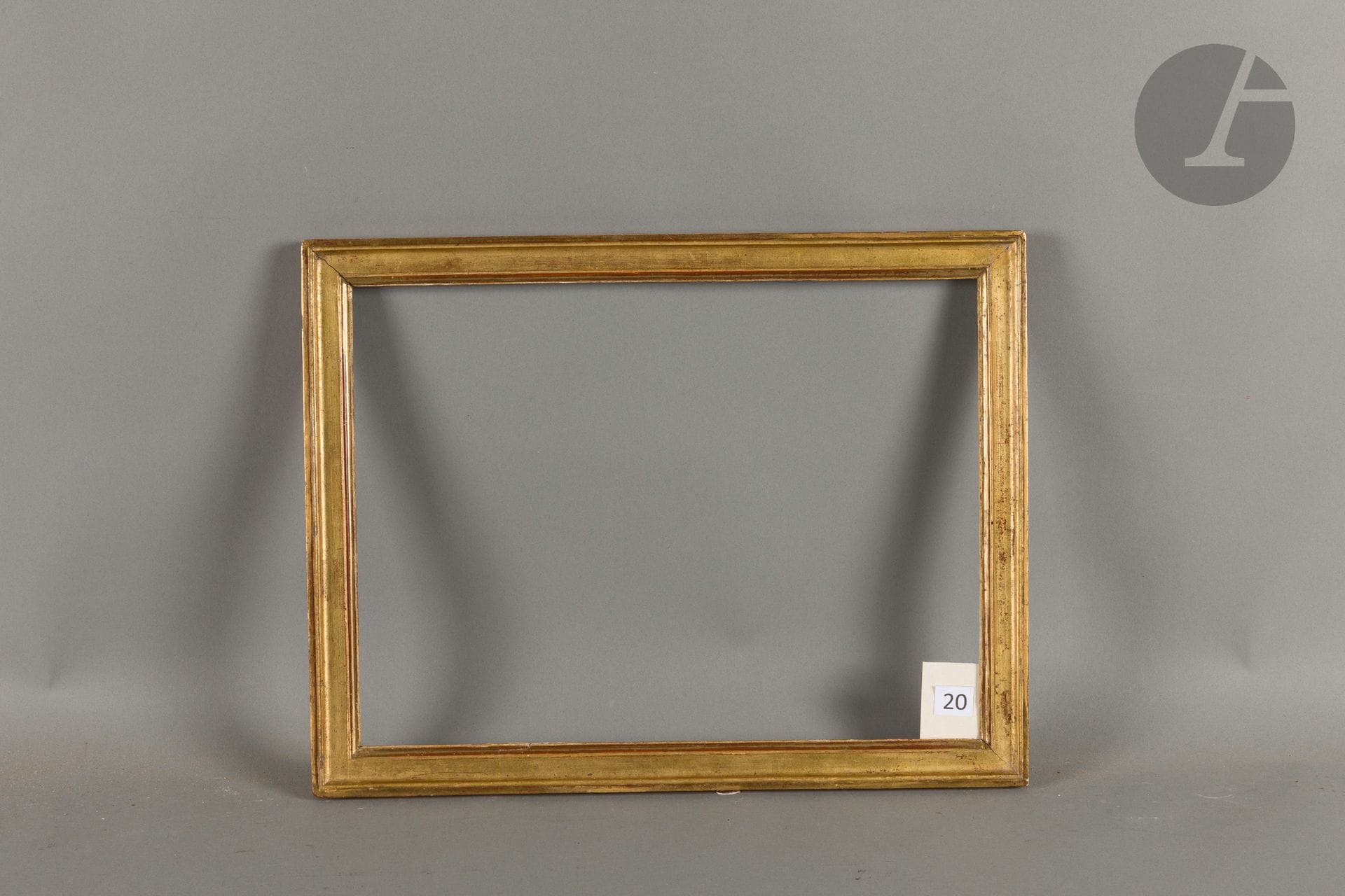 Baguette en chêne mouluré et doré. Époque Louis XVI. 31,8 x 42,8 cm - Profil : 3,3 cm
Dimensions en fond de feuillures : 33 x 44 cm.