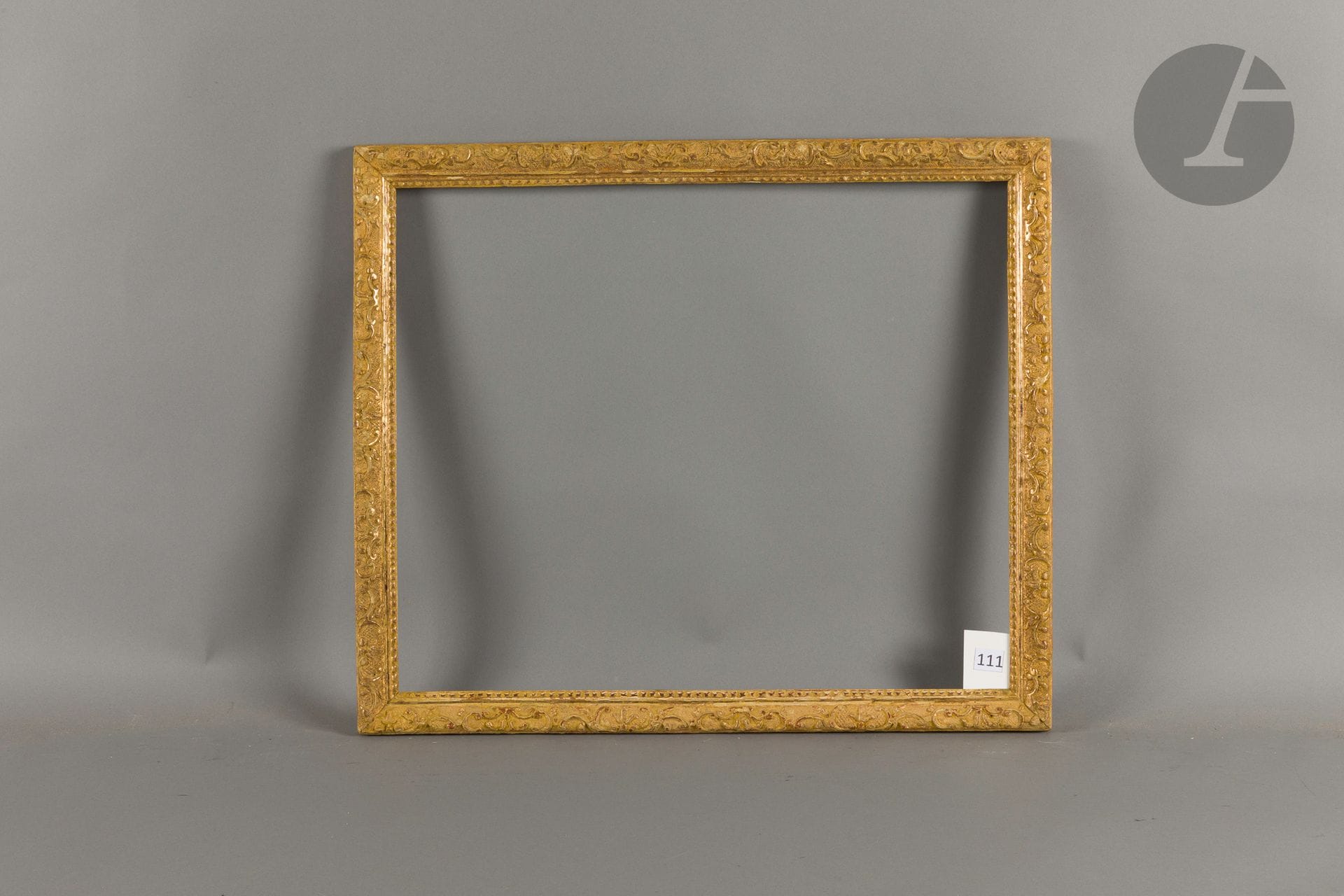 Baguette Bérain en bois sculpté et doré. Époque Louis XIV. 48,5 x 58,6 cm - Profil : 4,2 cm (12F) 
Dimensions en fond de feuillures : 49,7 x 60 cm.