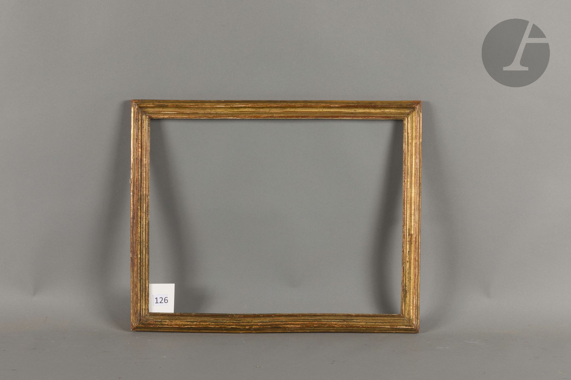 Baguette en bois mouluré et doré. Époque Louis XV. 36 x 46,7 cm - Profil : 3,2 cm
Dimensions en fond de feuillures : 37,7 x 48,4 cm.