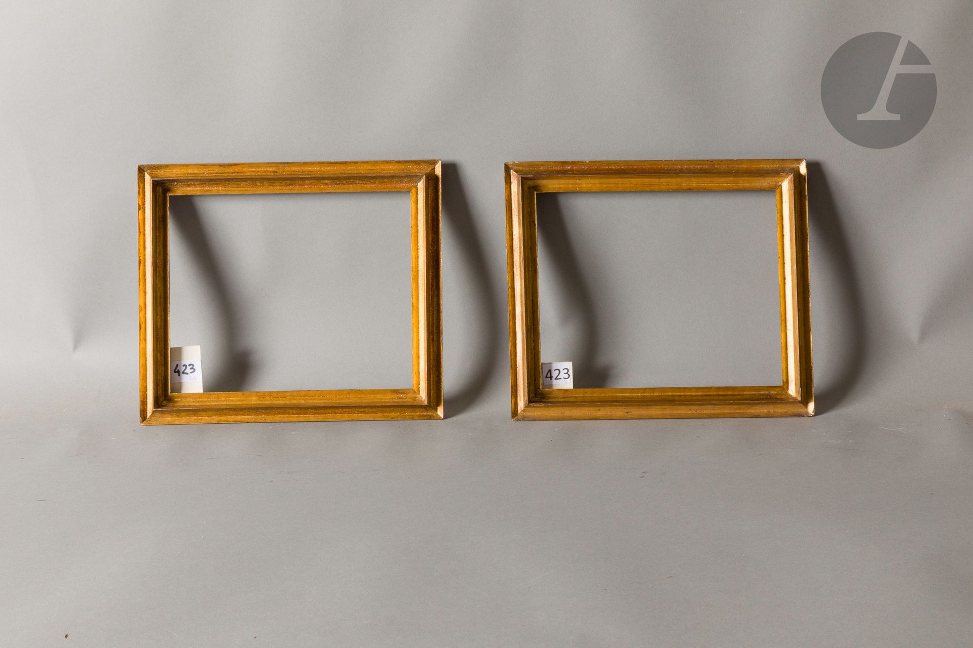 Paire de cadres en bois mouluré et doré. Circa 1930. 19,7 x 24 cm - Profil : 3,3 cm
Dimensions en fond de feuillures : 22,7 x 27 cm.