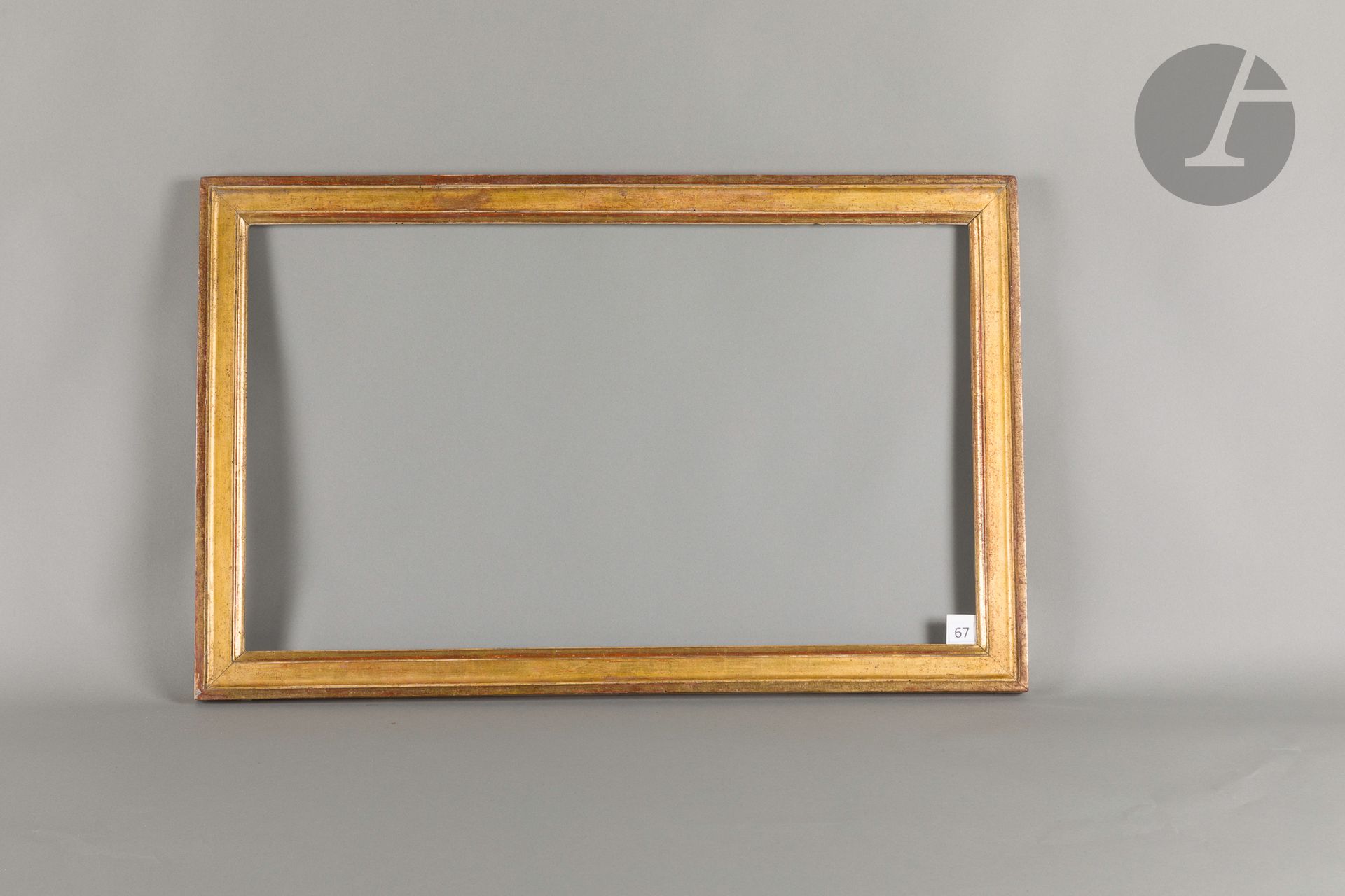 Gorge en bois mouluré et doré. Epoque Louis XVI (usures). 46 x 78,2 cm - Profil : 5,2 cm 
Dimensions en fond de feuillures : 48,2 x 80,5 cm.