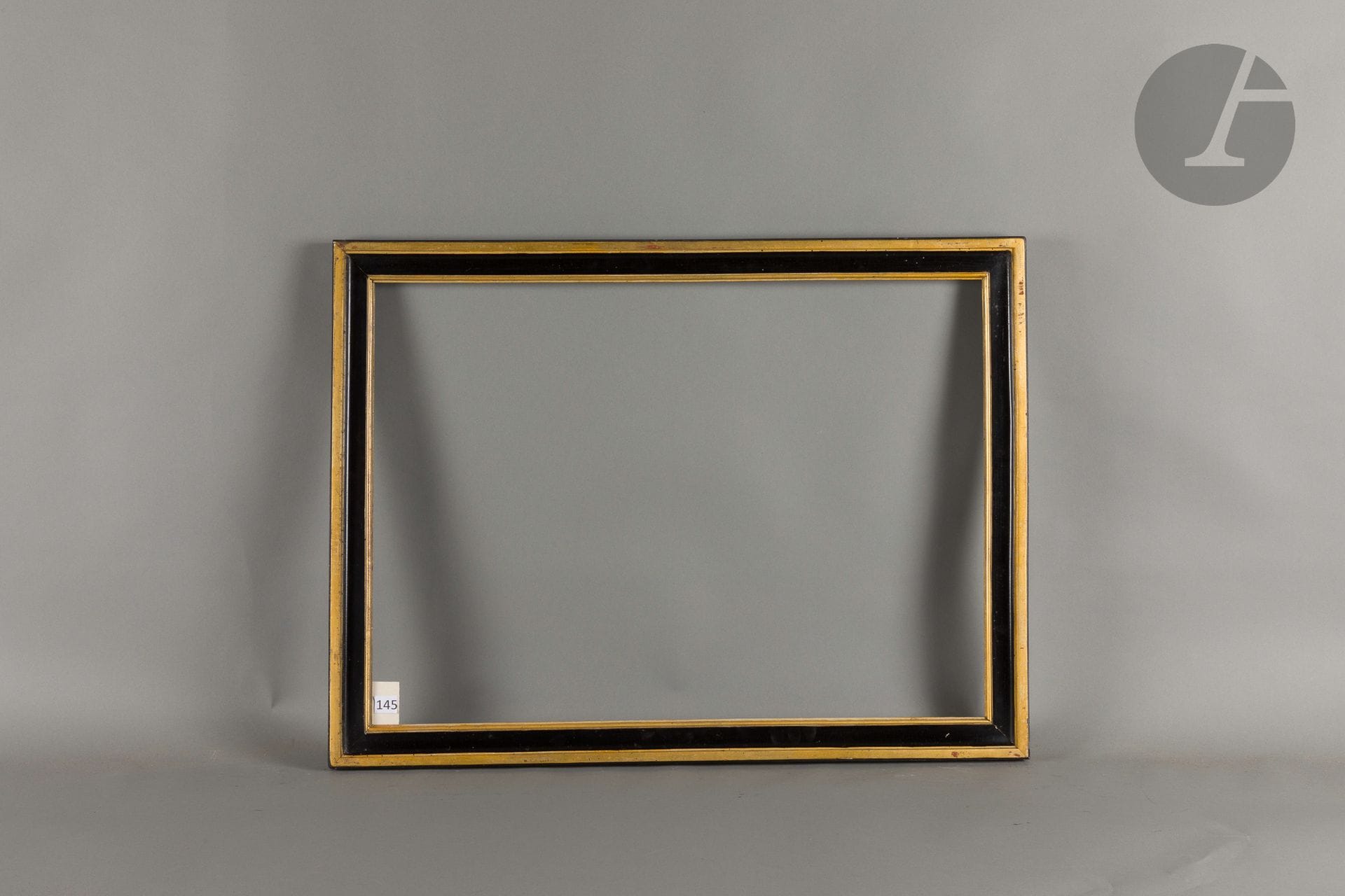 Baguette en bois mouluré noir et or. Fin du XVIIIe siècle. 52,6 x 73,1 cm - Profil : 5,3 cm
Dimensions en fond de feuillures : 54,7 x 75,5 cm.